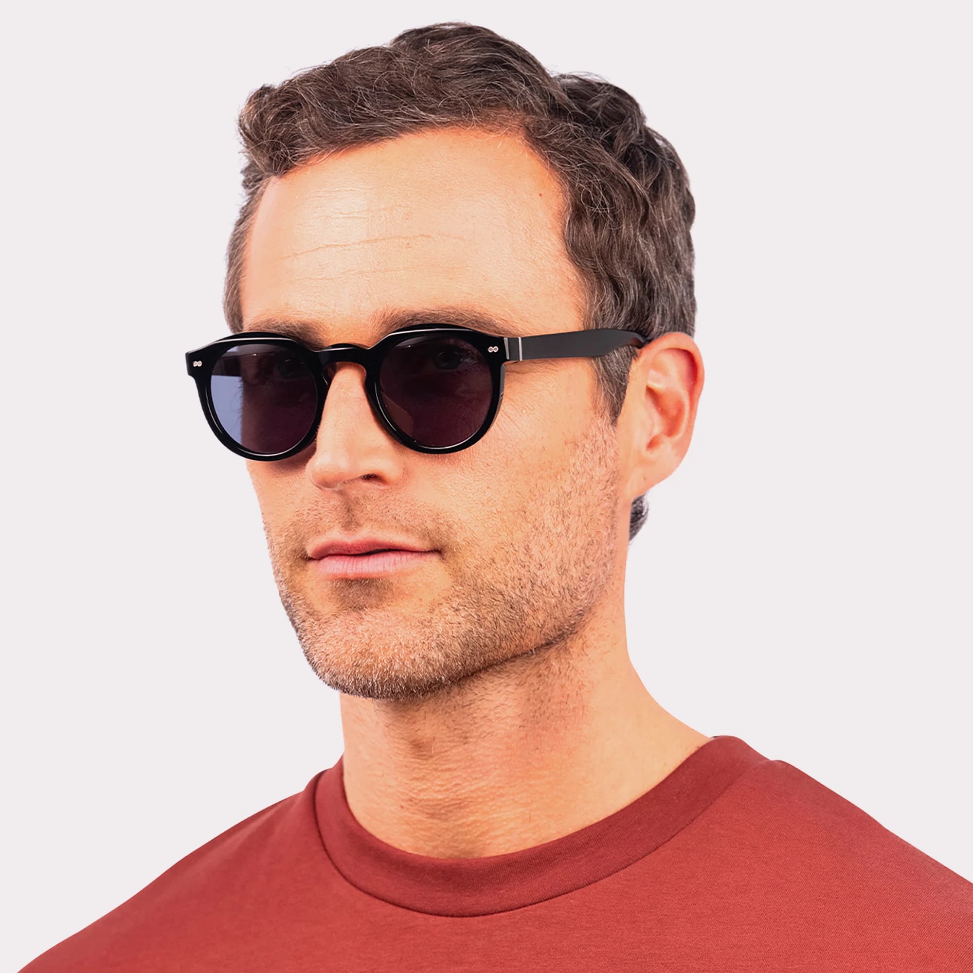 Une paire de Robb Noir Lunettes de soleil