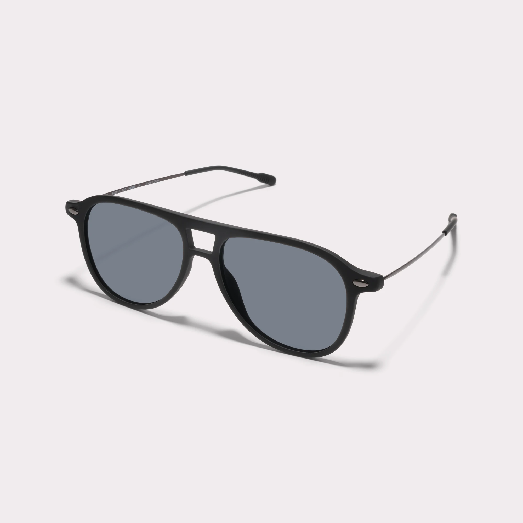Une paire de Fly Noir Lunettes de soleil vue de côté