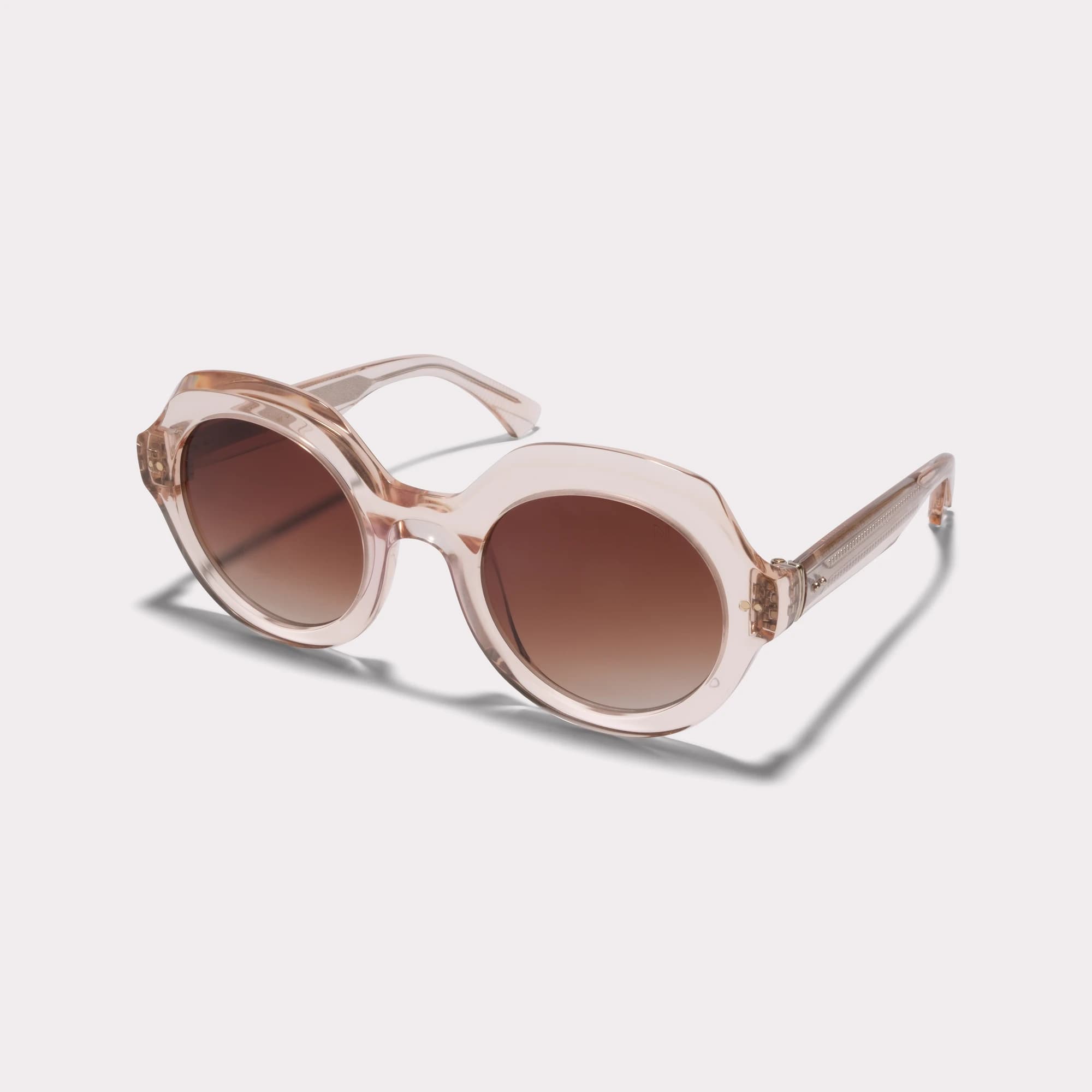 Une paire de Mia Champagne Lunettes de soleil vue de côté