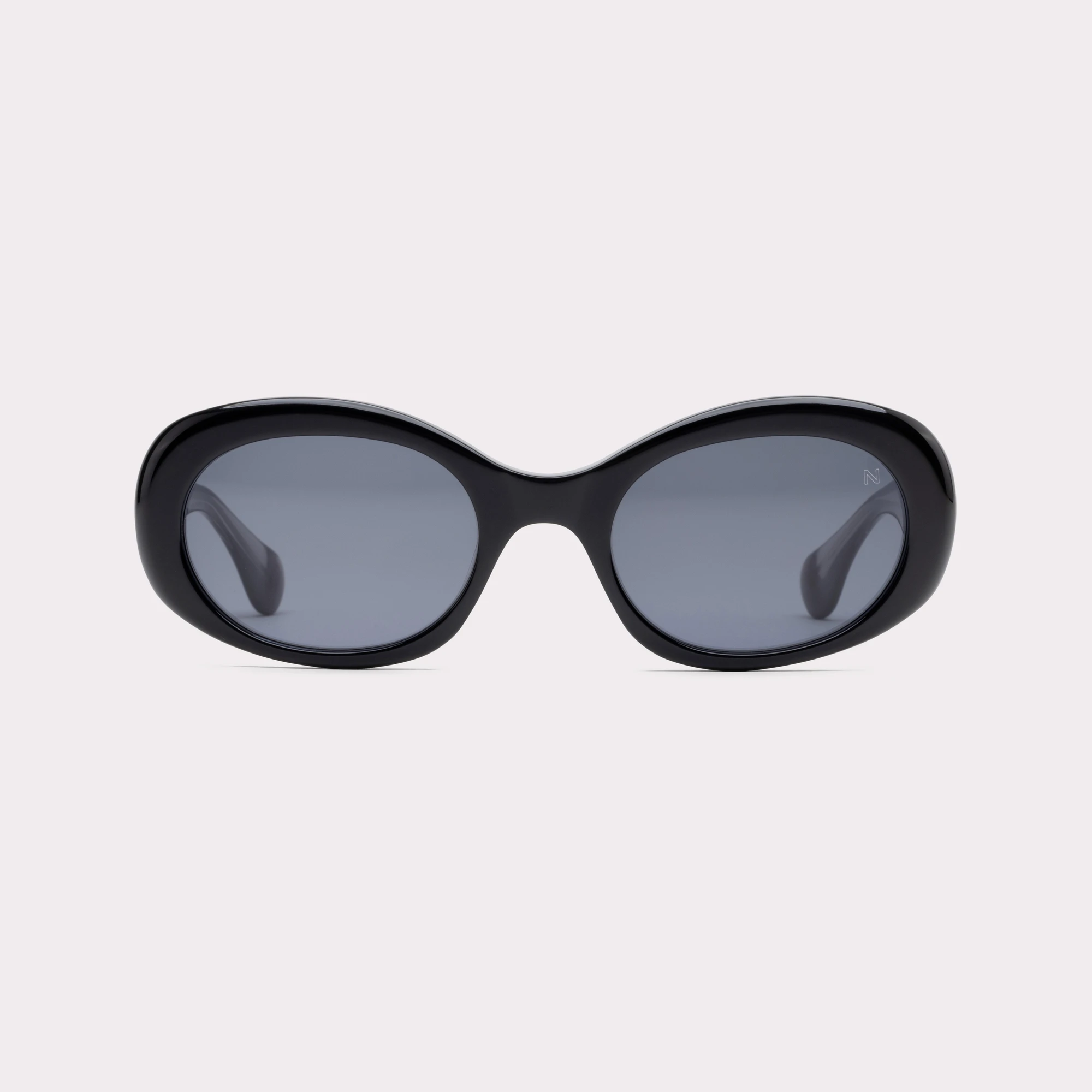 Une paire de Loop Noir Lunettes de soleil vue de face