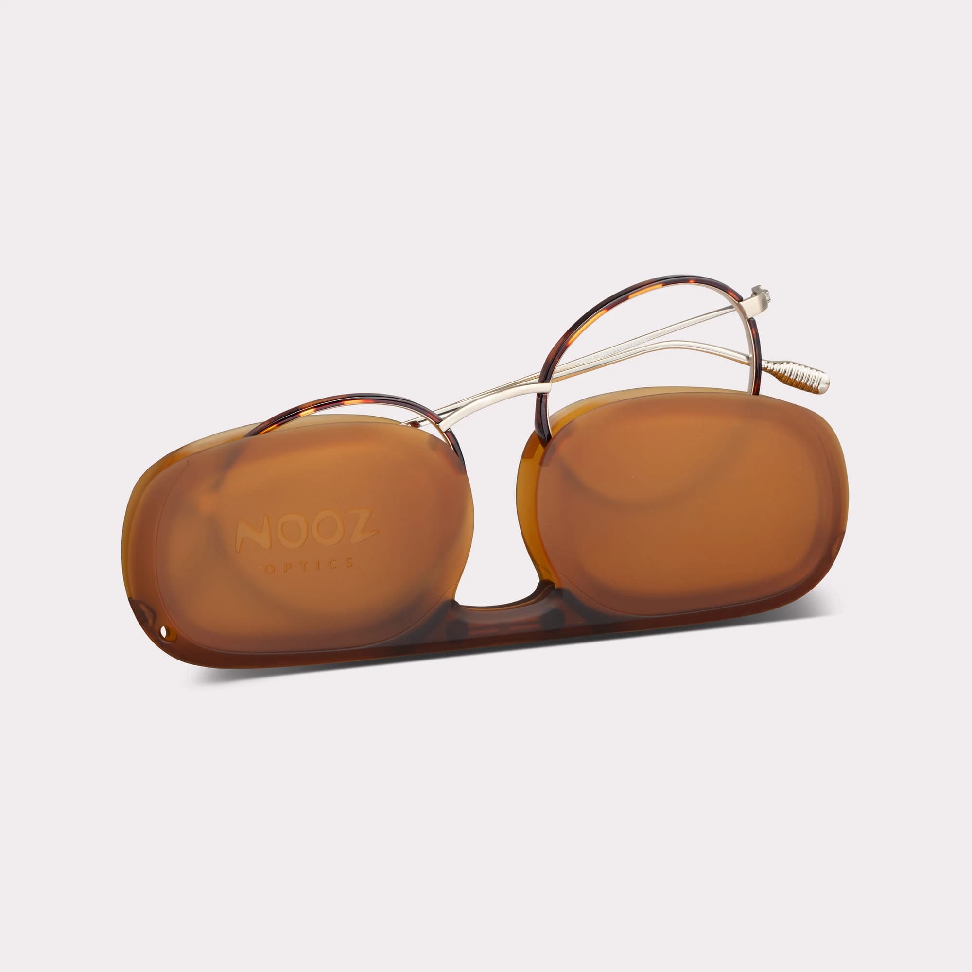 Une paire de Ela Tortoise Lunettes anti-lumière bleue sortant de son étui