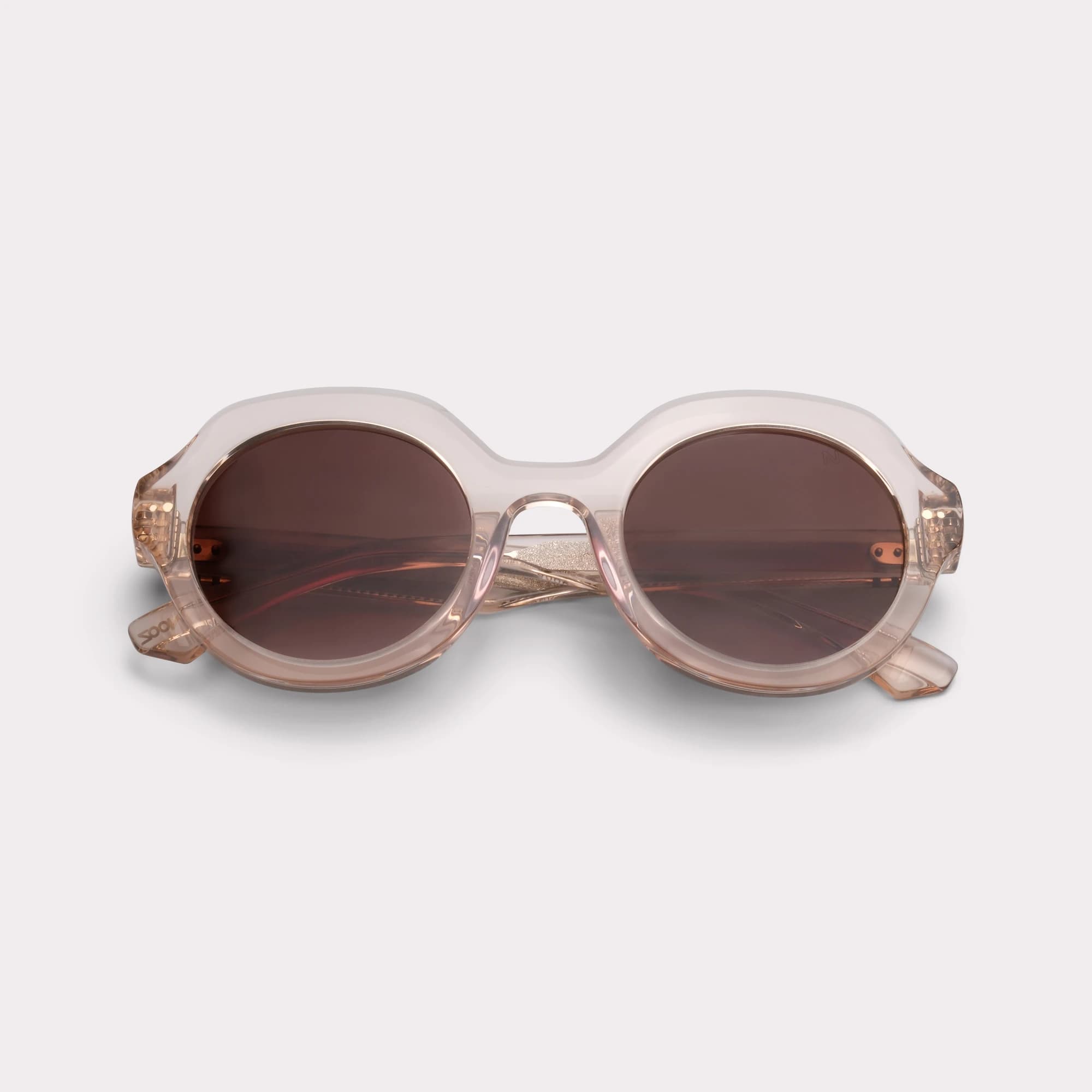 Une paire de Mia Champagne Lunettes de soleil repliée