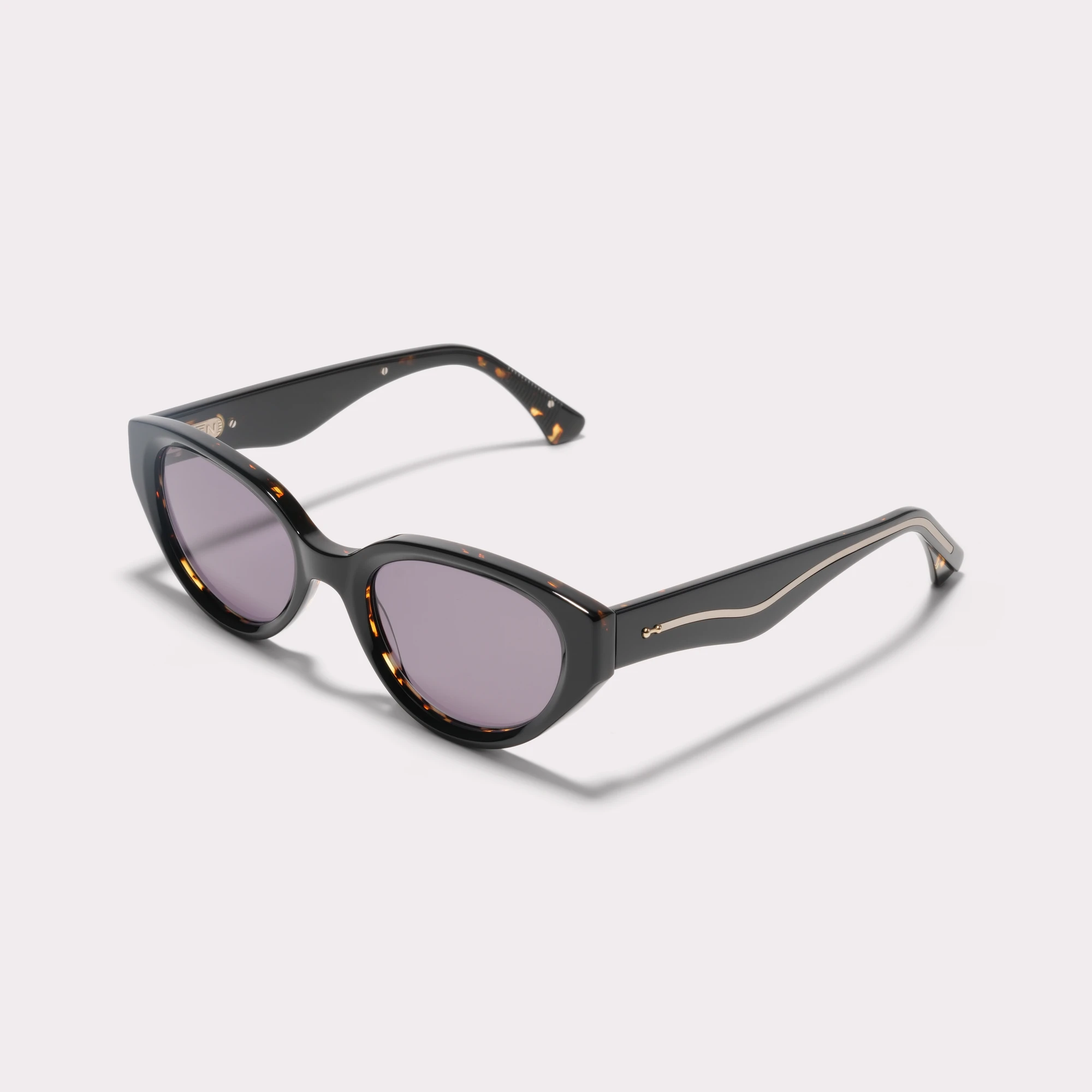 Ein Paar Kate Schwarz Sonnenbrille , von der Seite gesehen