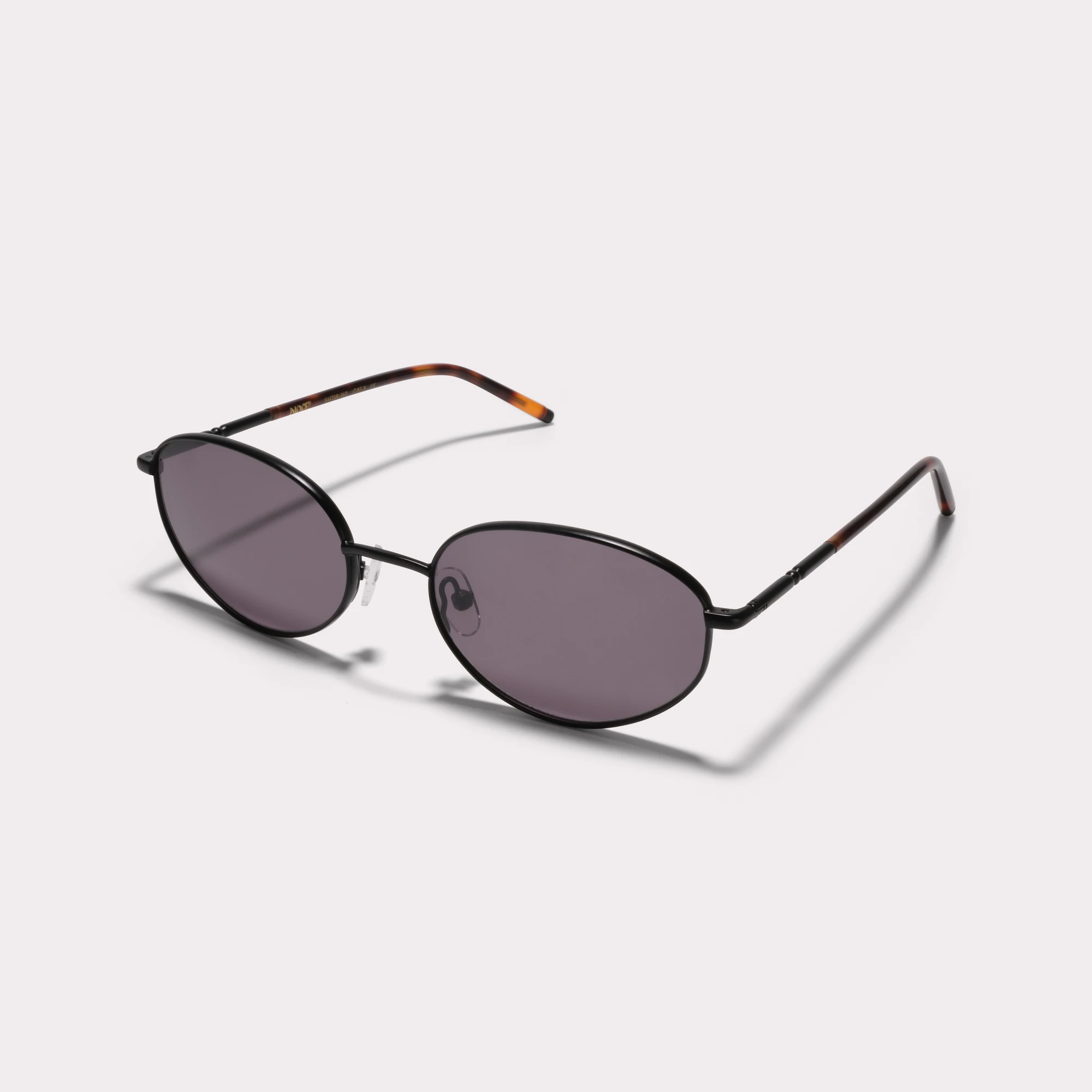 Une paire de Dean Noir Lunettes de soleil vue de côté