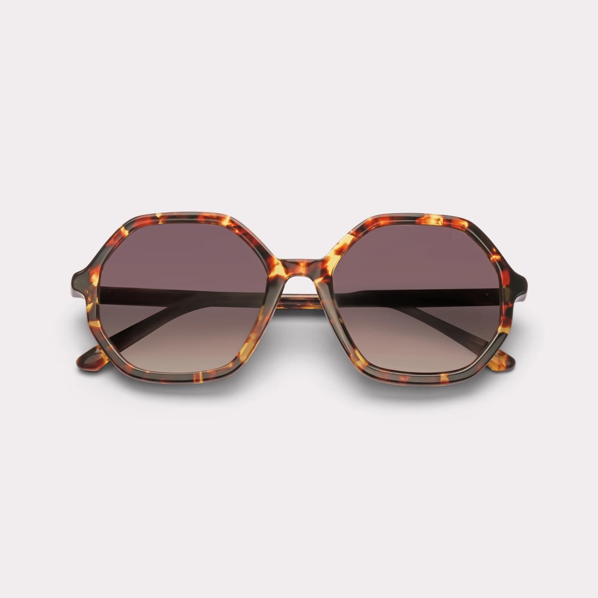 Um par de Liv Light tortoise Óculos escuros dobrado