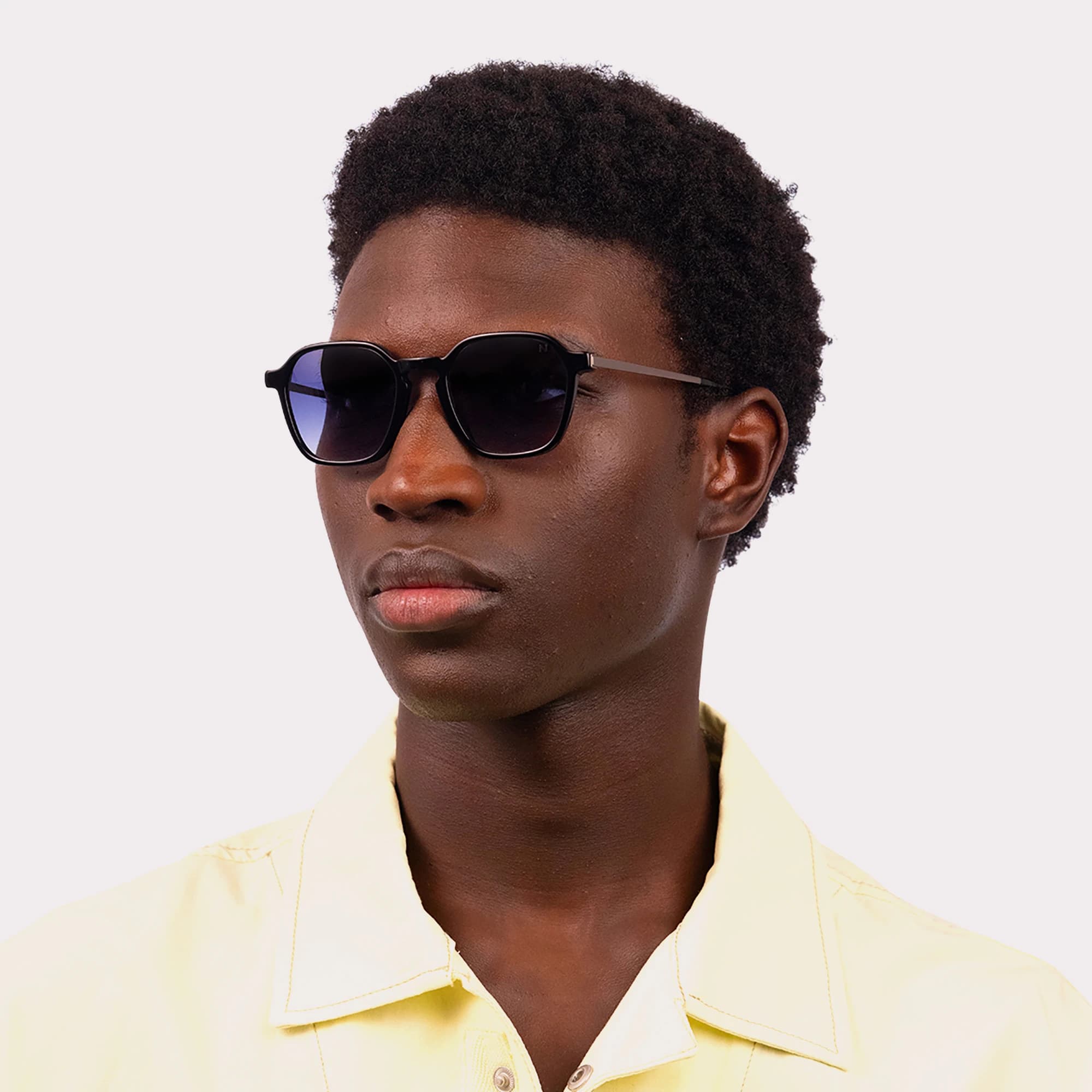 Une paire de Aaron Noir Lunettes de soleil