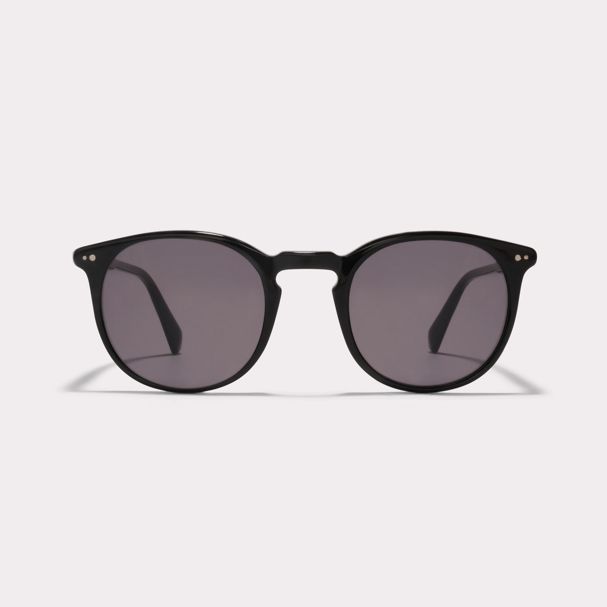 Une paire de Basil Noir Lunettes de soleil vue de face