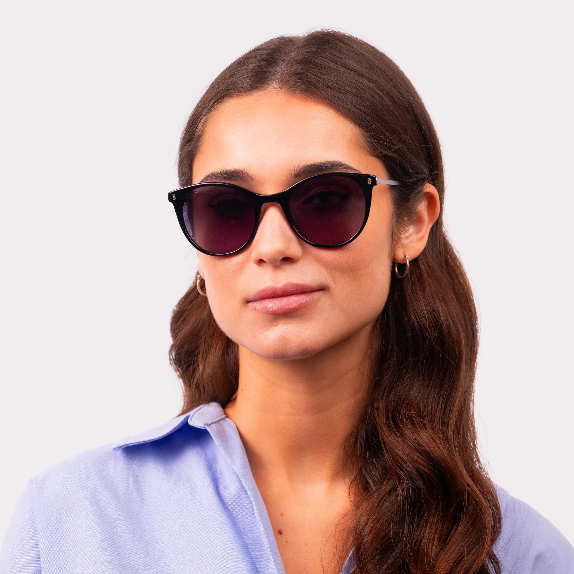 Une paire de Berry Noir Lunettes de soleil