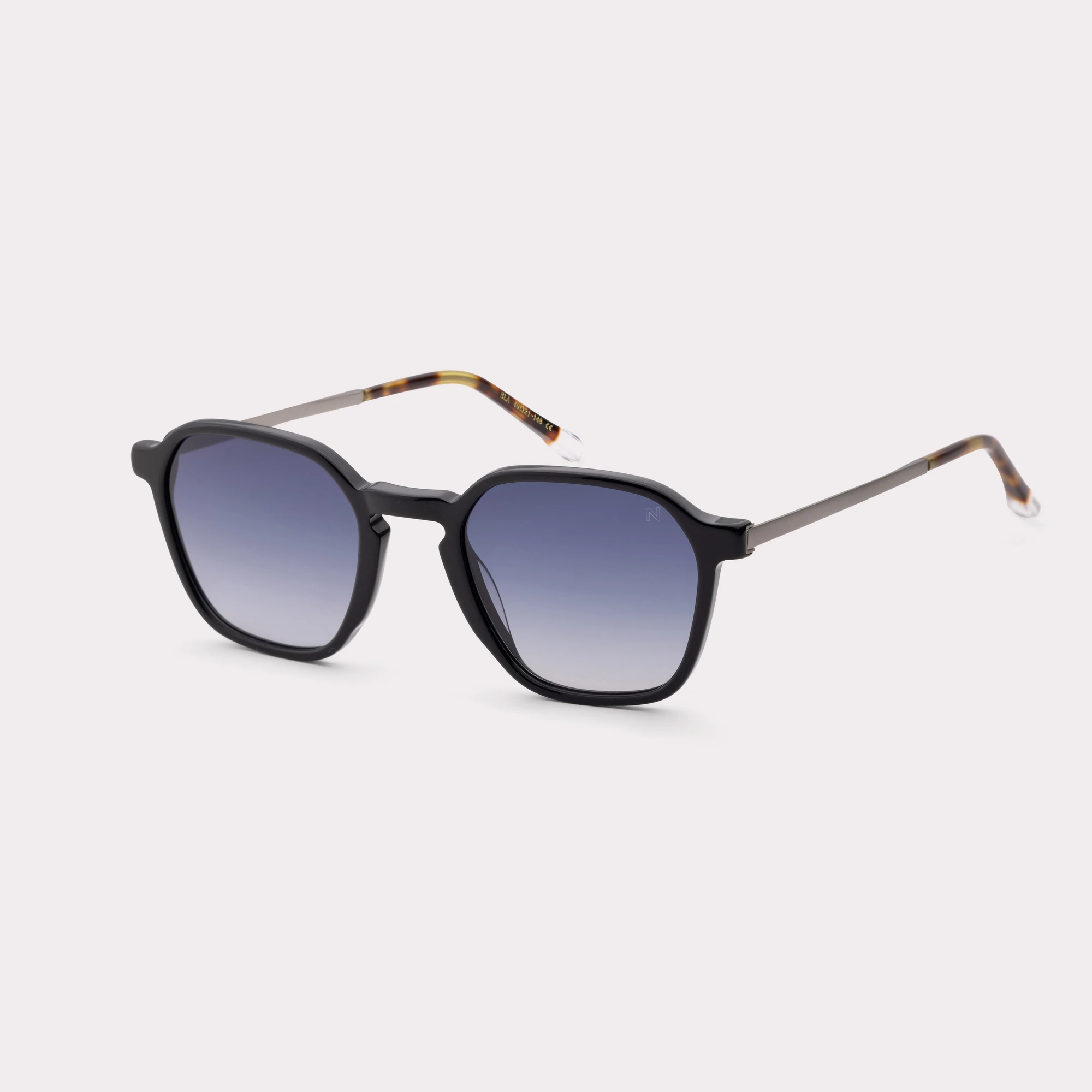 Une paire de Aaron Noir Lunettes de soleil vue de côté