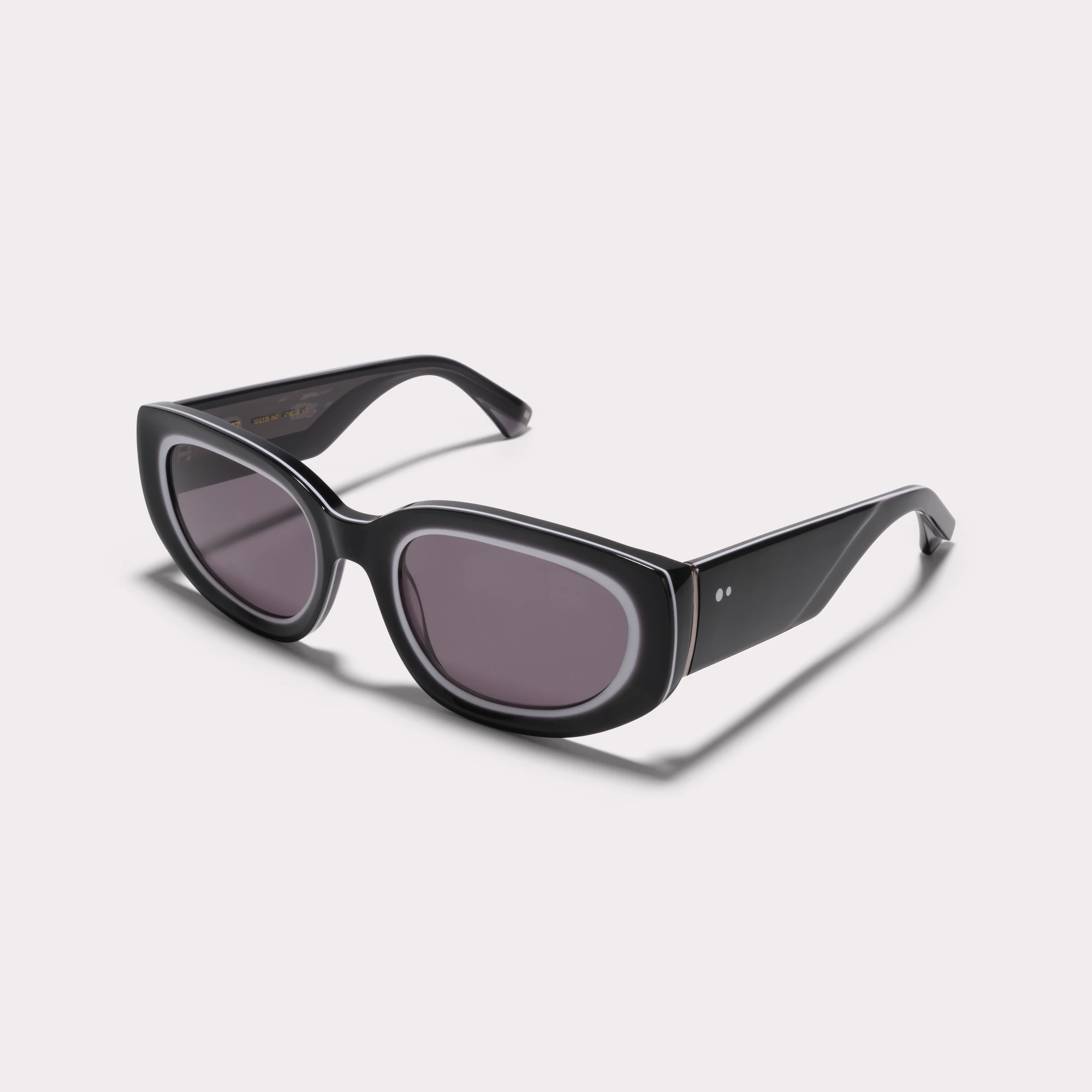 Ein Paar Lola Schwarz Sonnenbrille , von der Seite gesehen