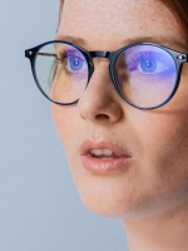 Óculos anti-luz azuis nooz Óptica usada por um homem