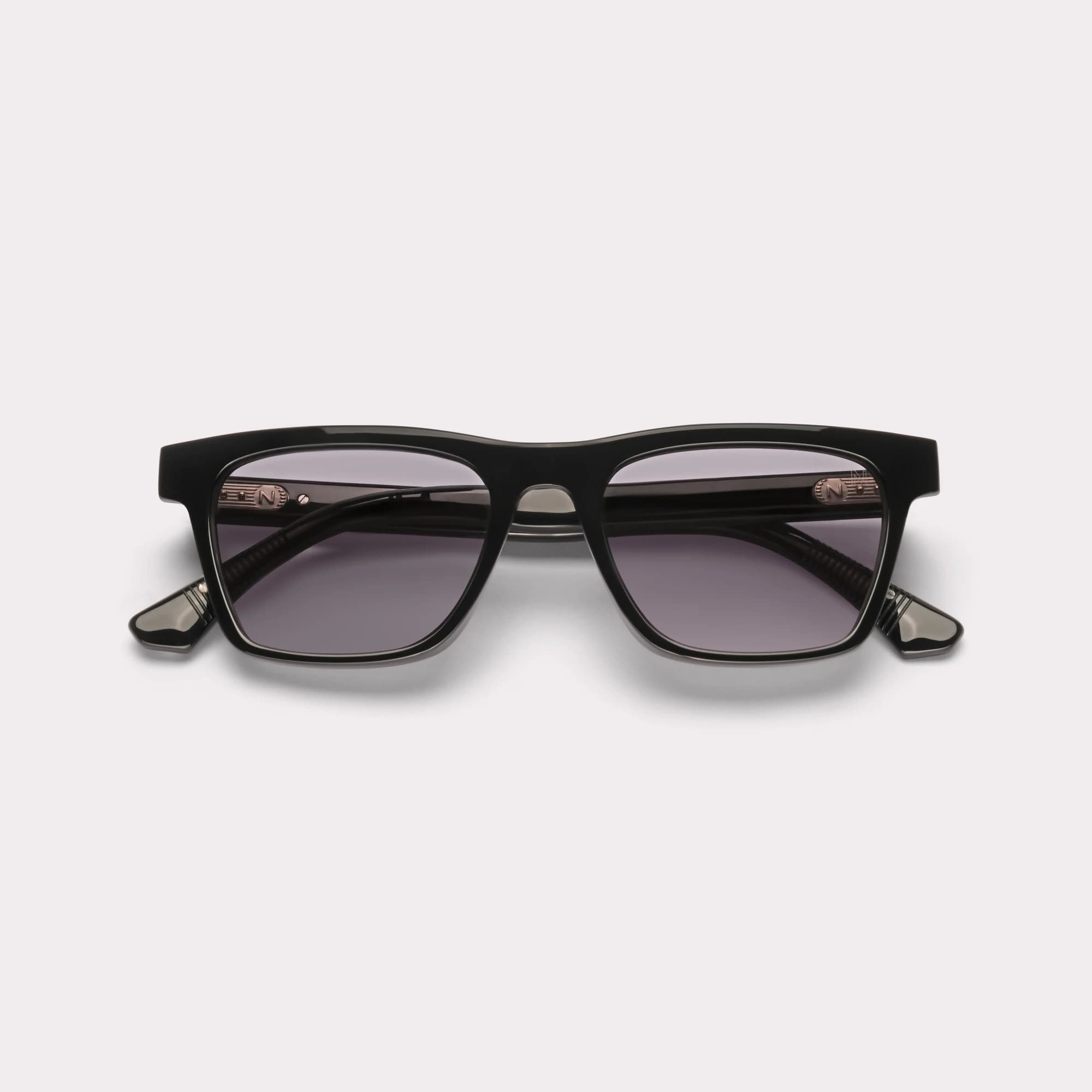Une paire de Davis Noir Lunettes de soleil repliée
