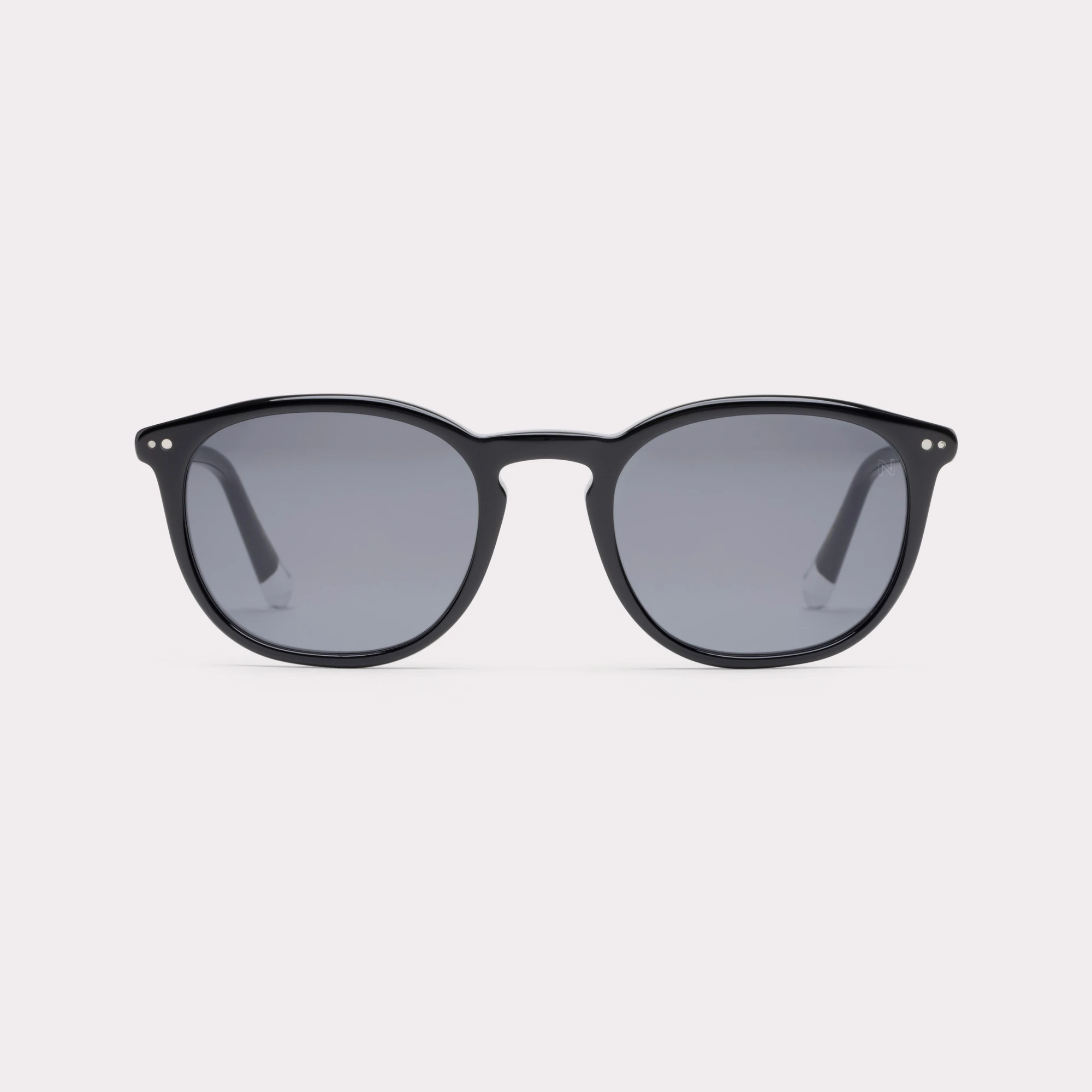 Une paire de Roy Noir Lunettes de soleil vue de face