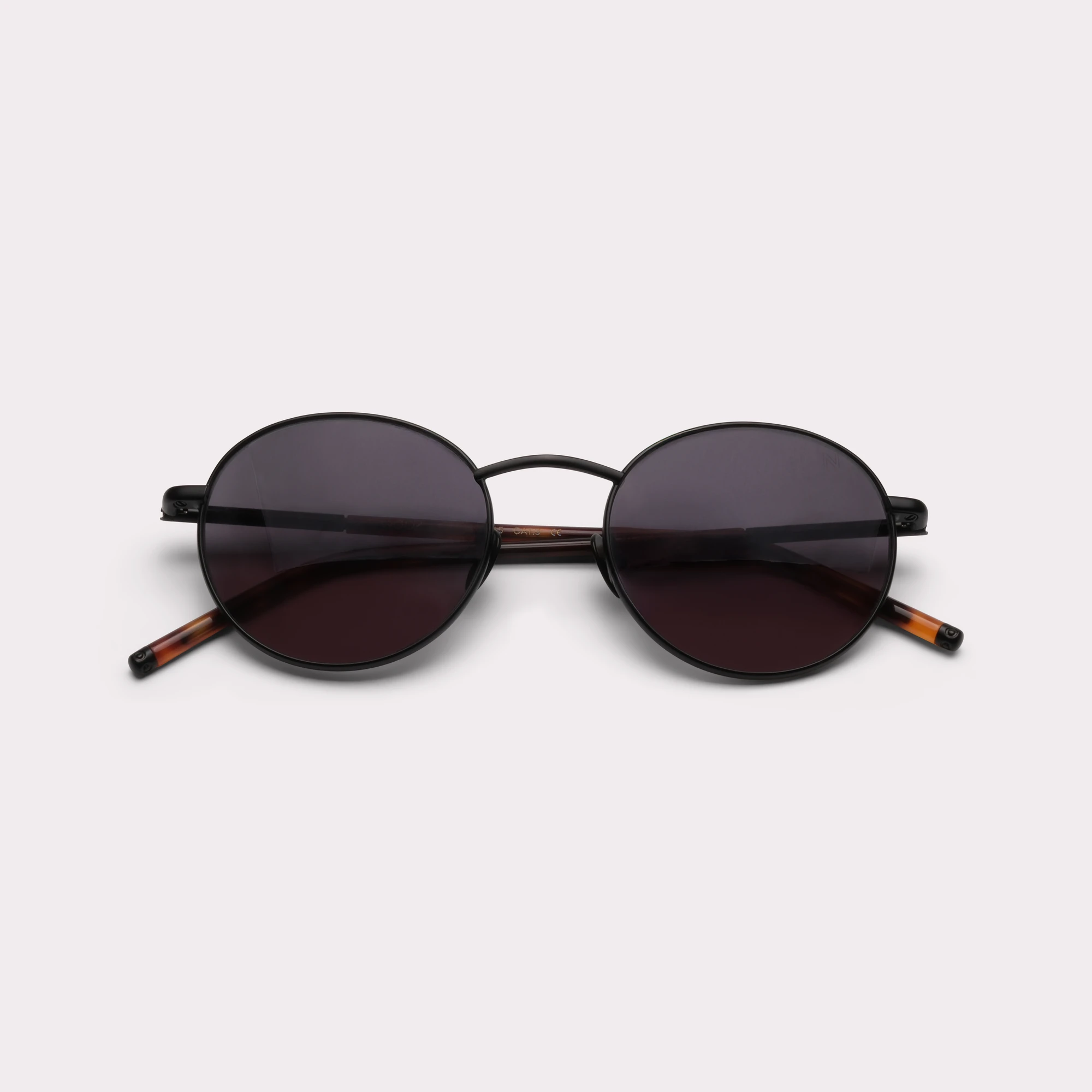 Une paire de Ted Noir Lunettes de soleil repliée