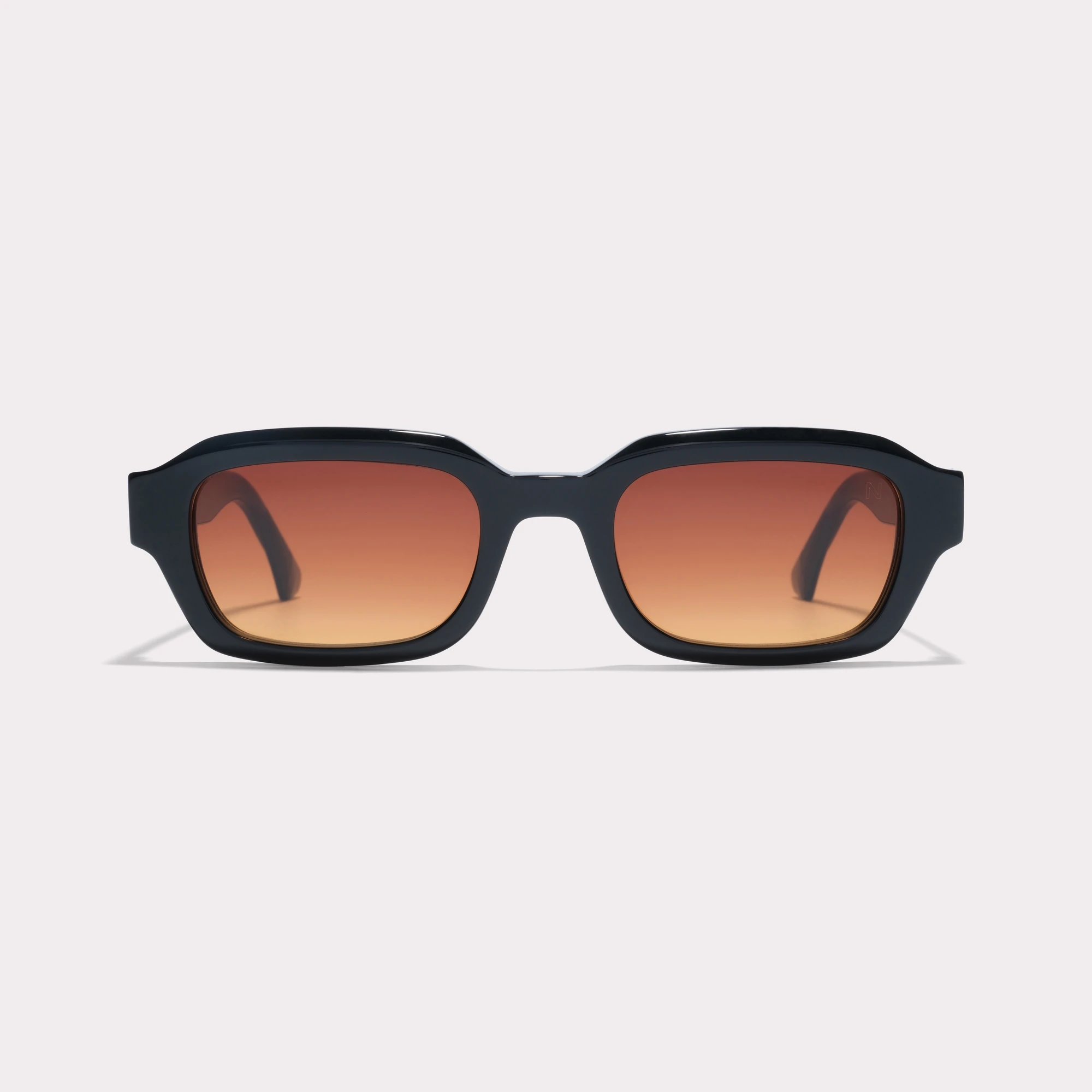 Une paire de Sam Noir Lunettes de soleil vue de face
