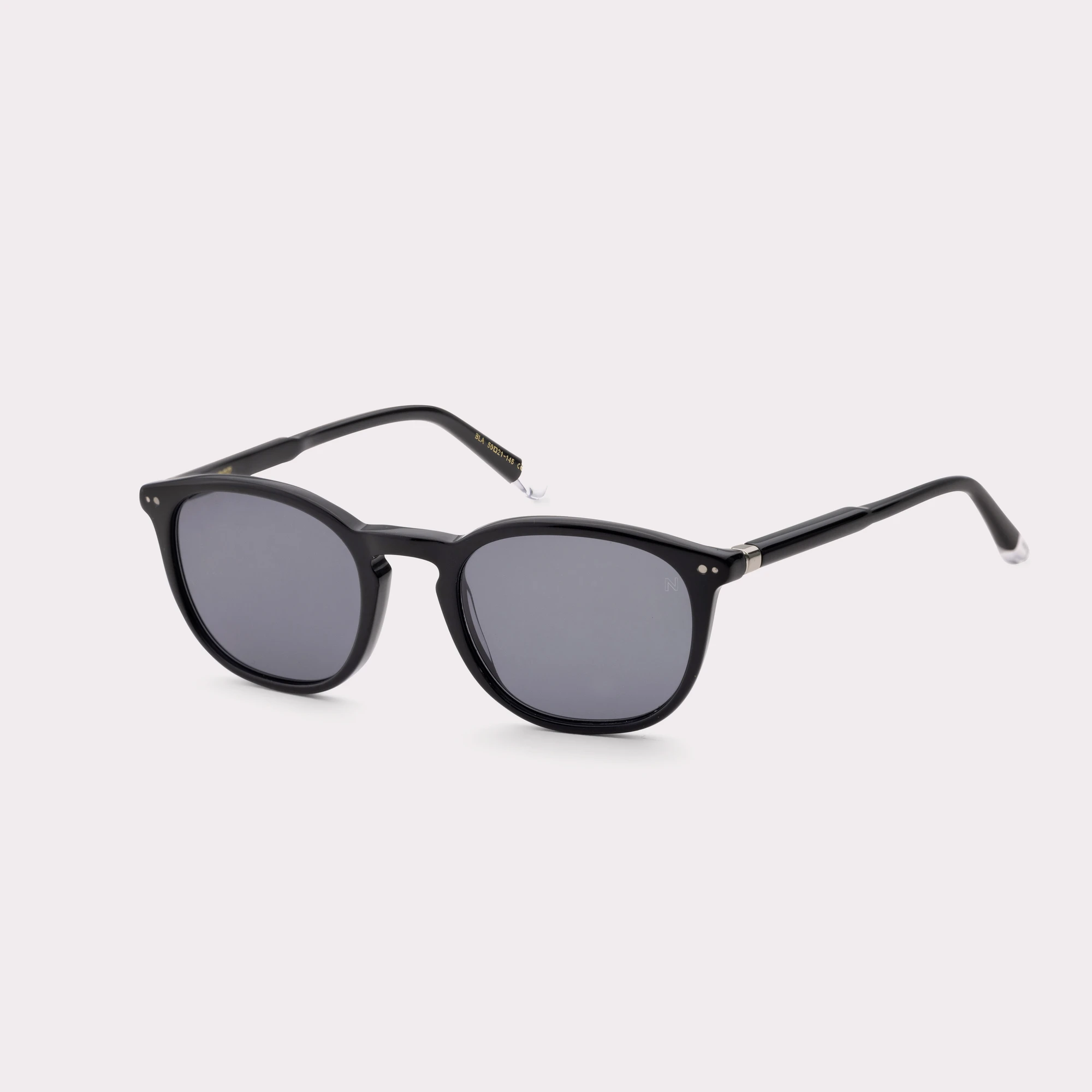 Une paire de Roy Noir Lunettes de soleil vue de côté