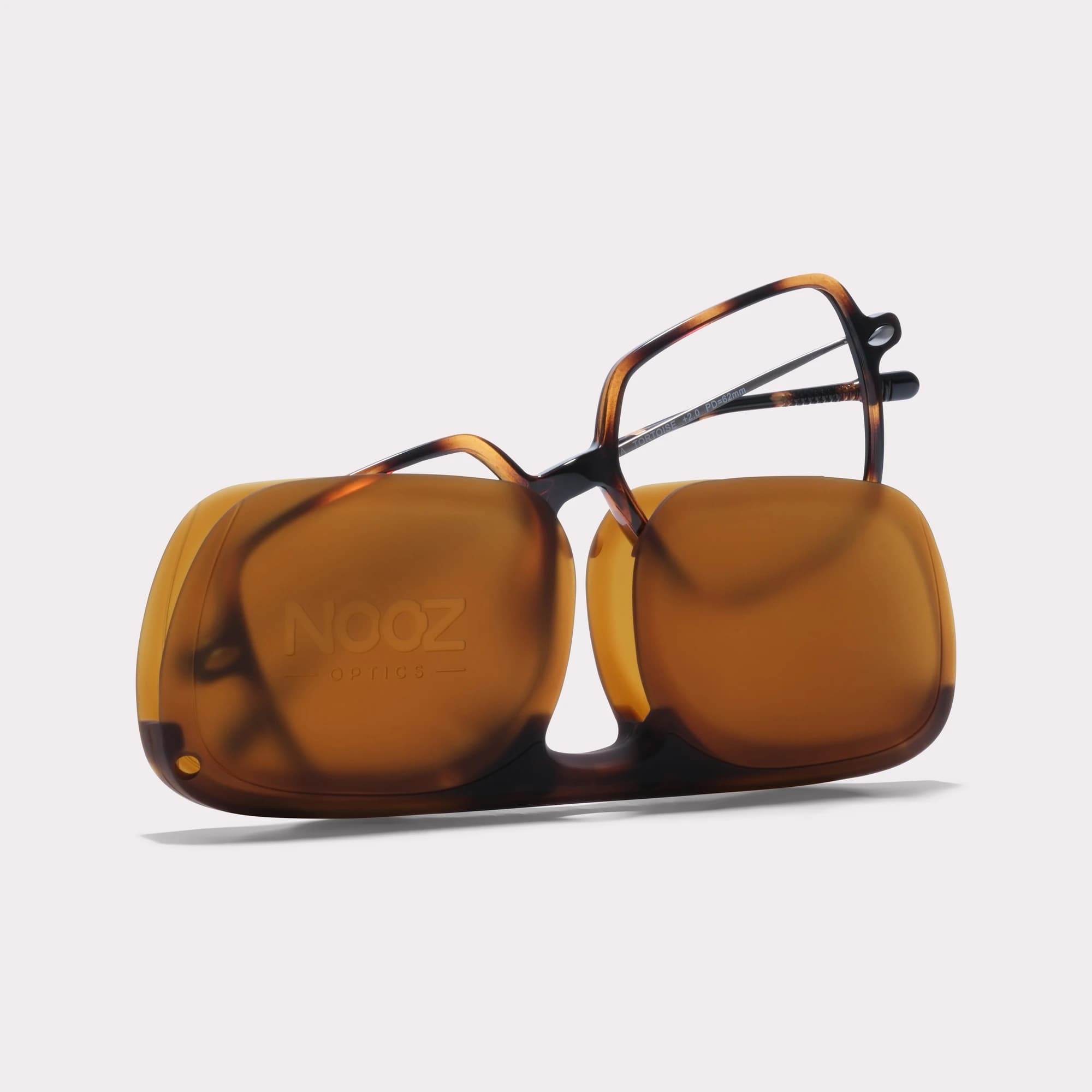 Une paire de Lena Tortoise Lunettes de lecture sortant de son étui
