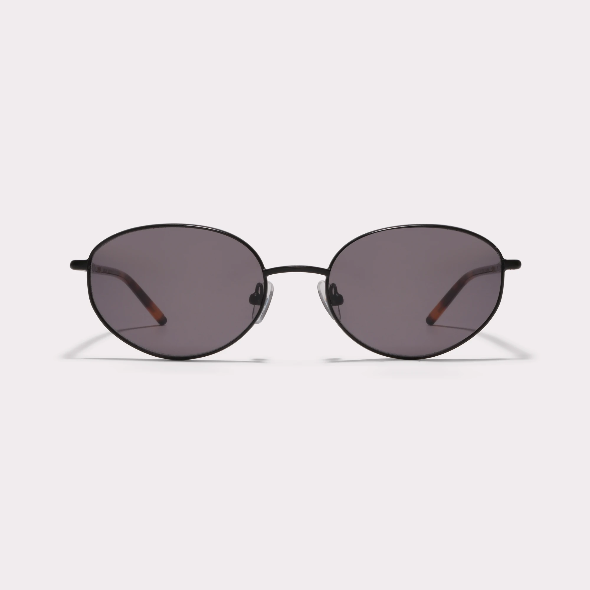 Une paire de Dean Noir Lunettes de soleil vue de face