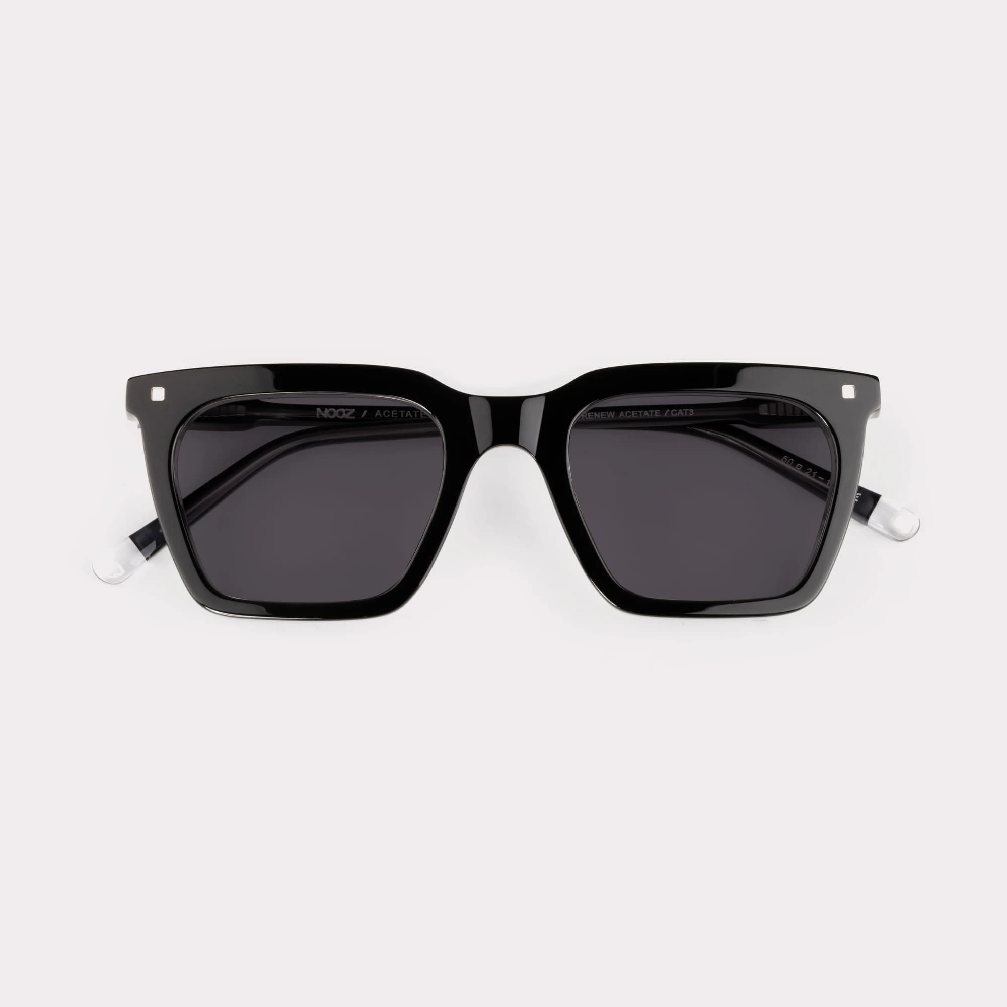 Une paire de Carter Noir Lunettes de soleil repliée
