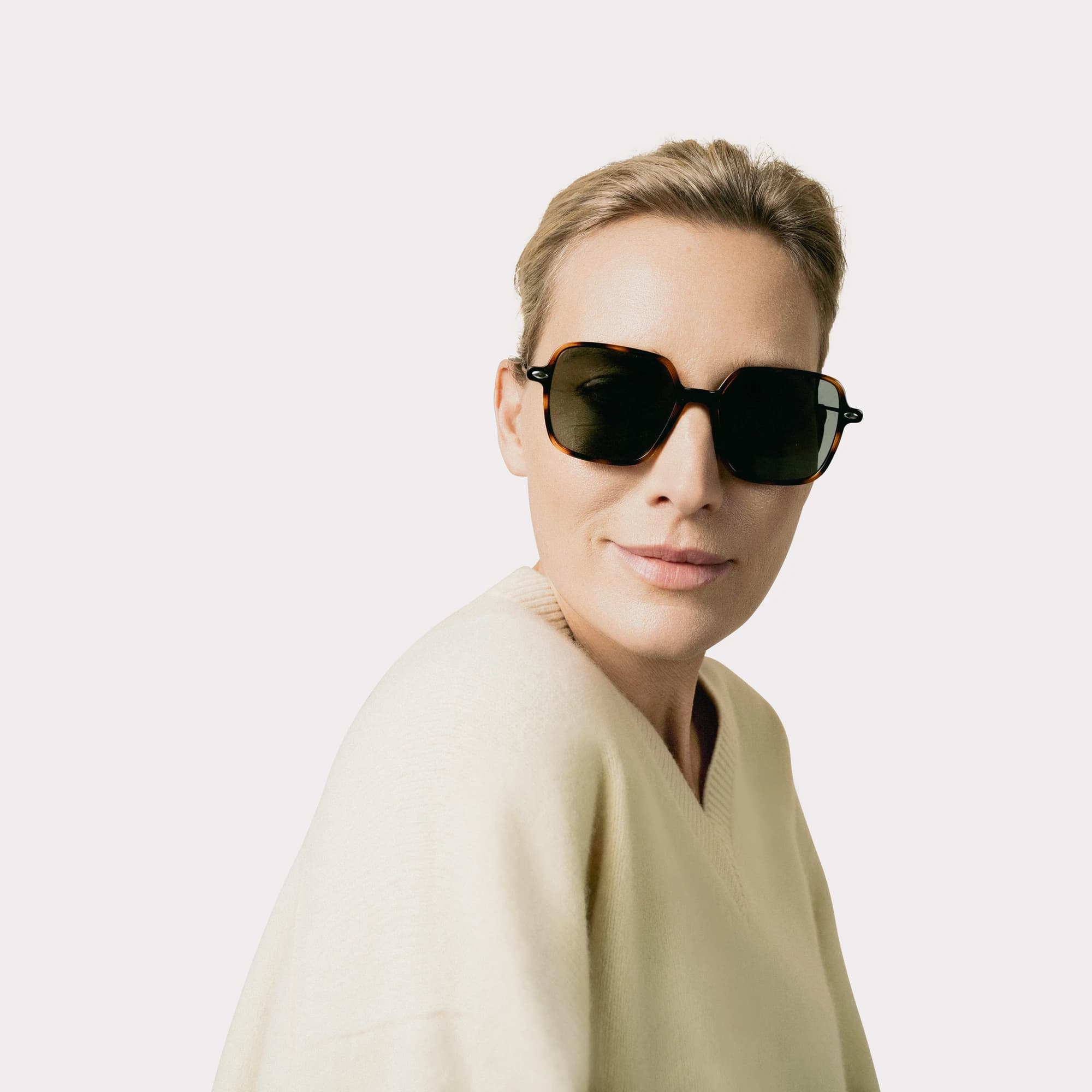Un paio di Lena Tortoise Occhiali da sole