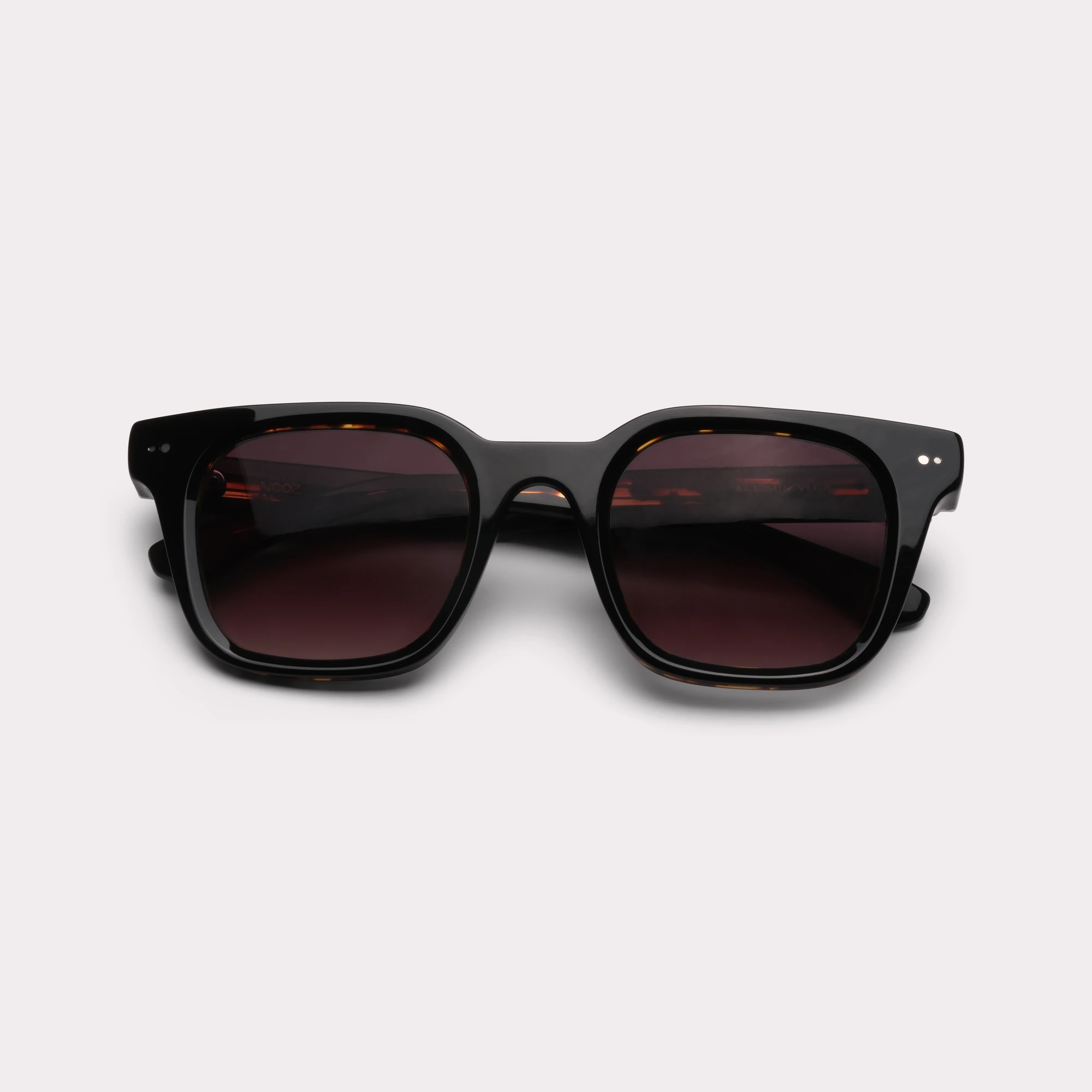 Une paire de Vega Noir Lunettes de soleil repliée