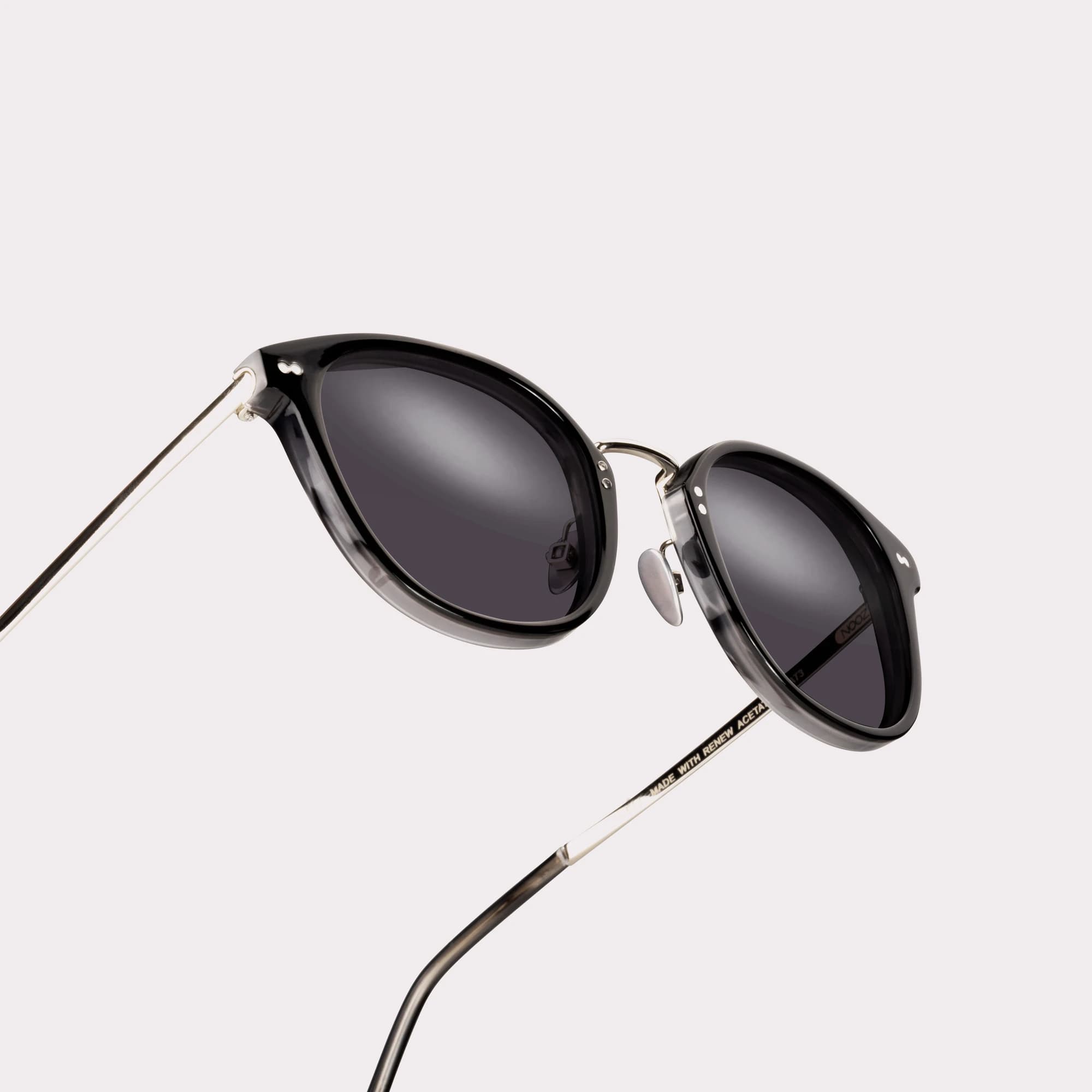 Une paire de Covell Noir Lunettes de soleil en vue macro