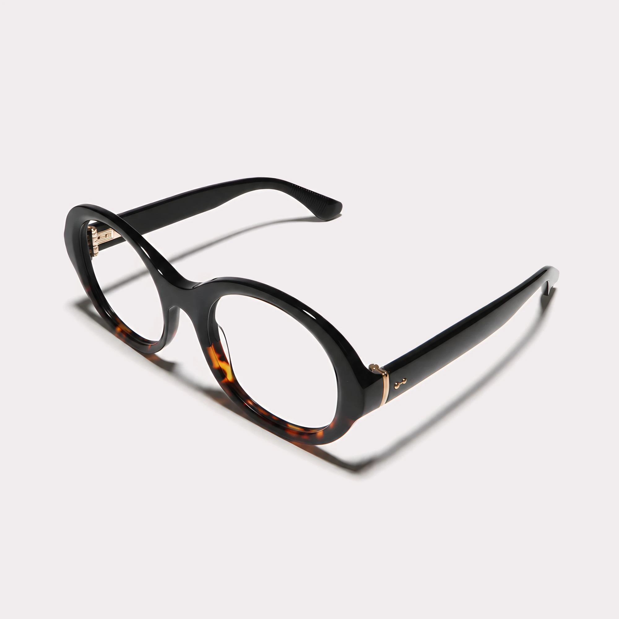 Un par de Nina Black Tortoise Gafas graduadas vista de lado