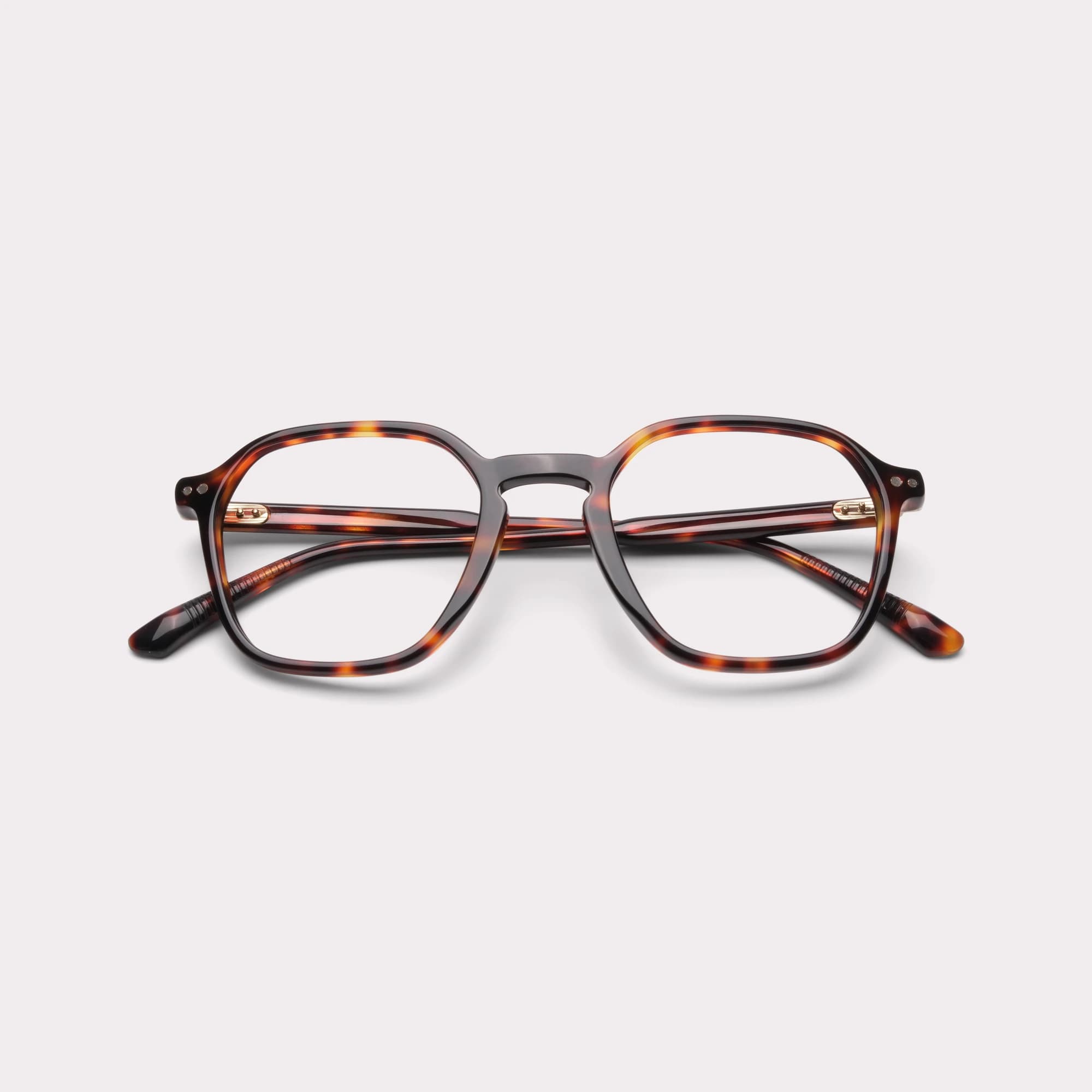 Une paire de Aaron Tortoise Lunettes sur prescription repliée