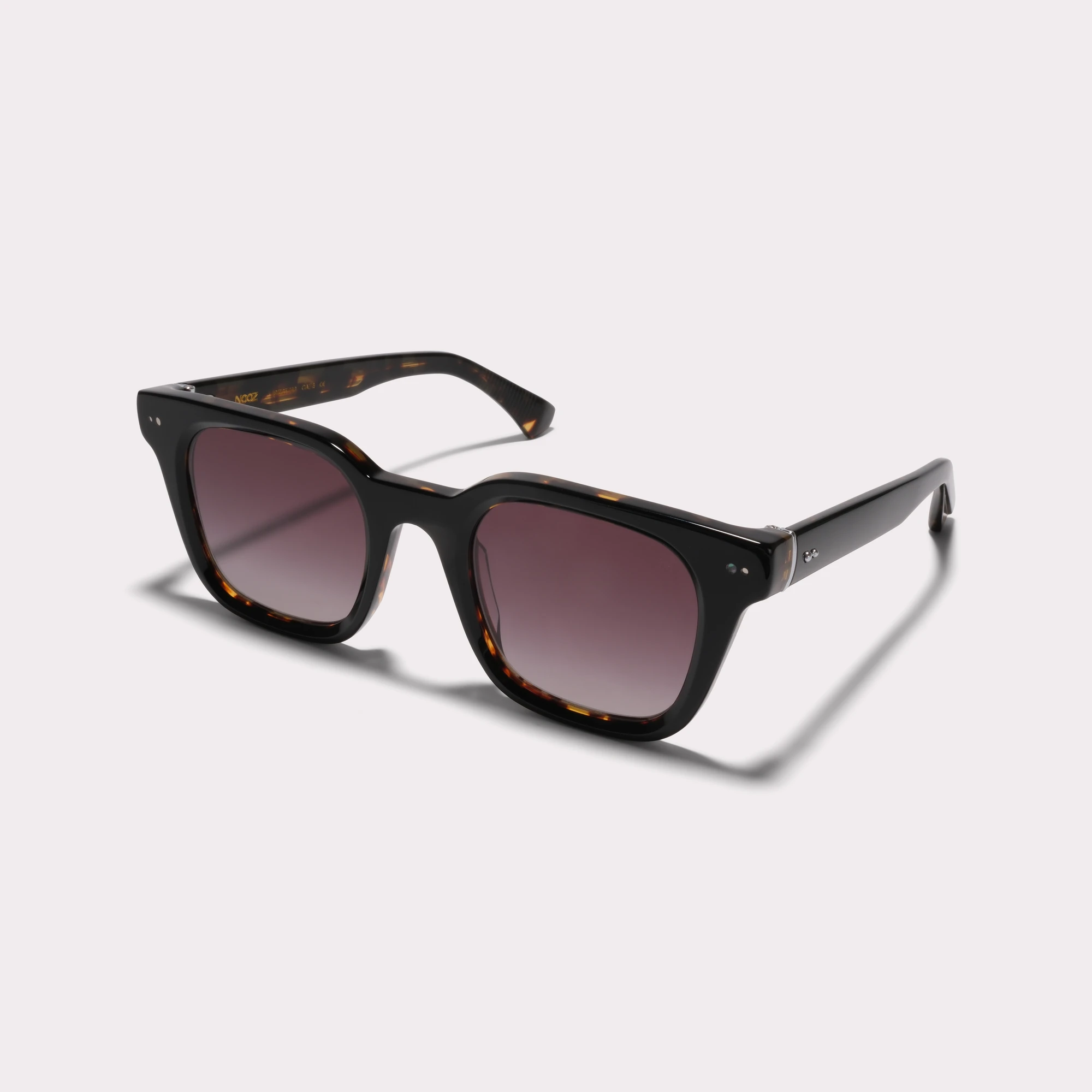 Une paire de Vega Noir Lunettes de soleil vue de côté