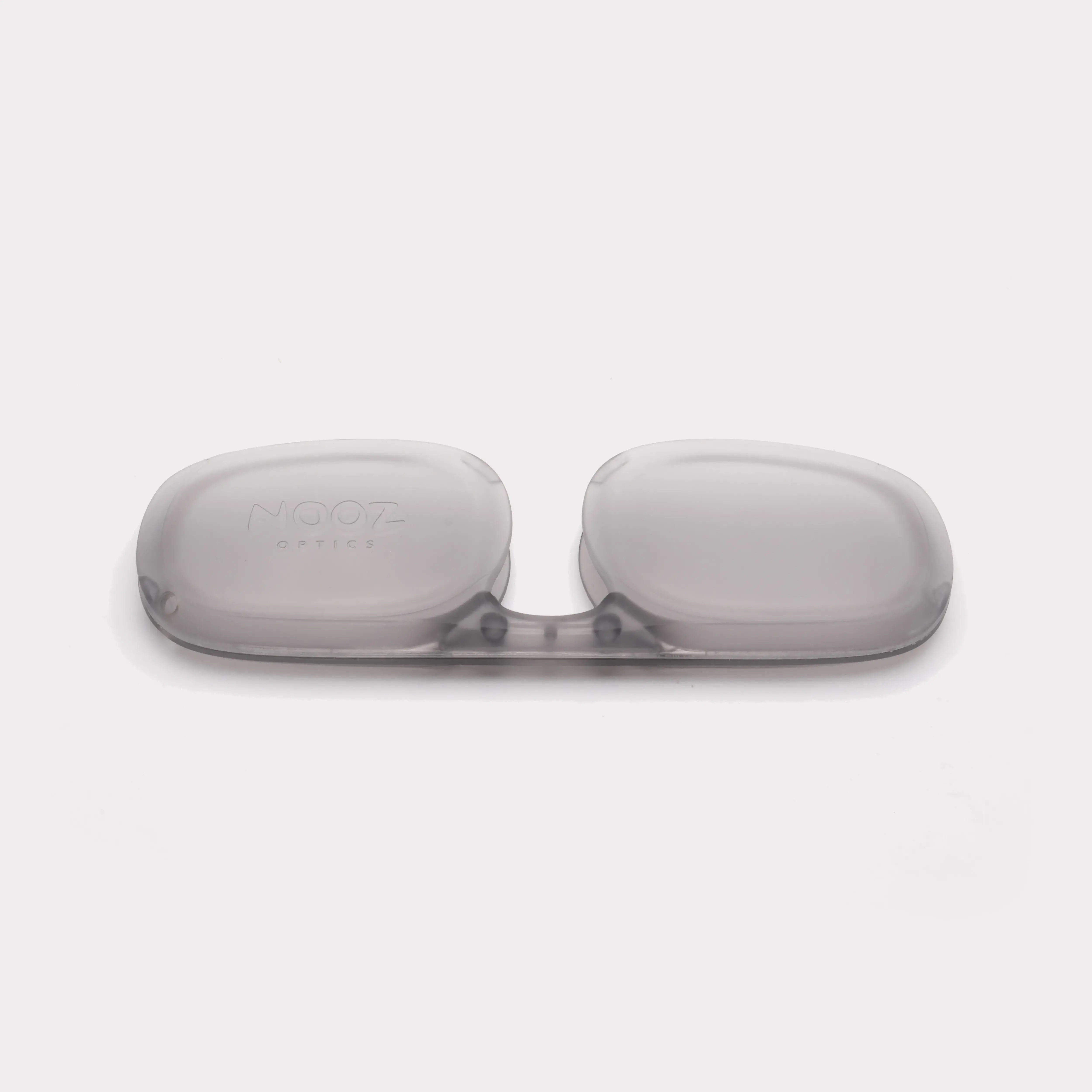 Een par Hoesje - Alba Essential Zwart Accessoires dat uit zijn etui komt