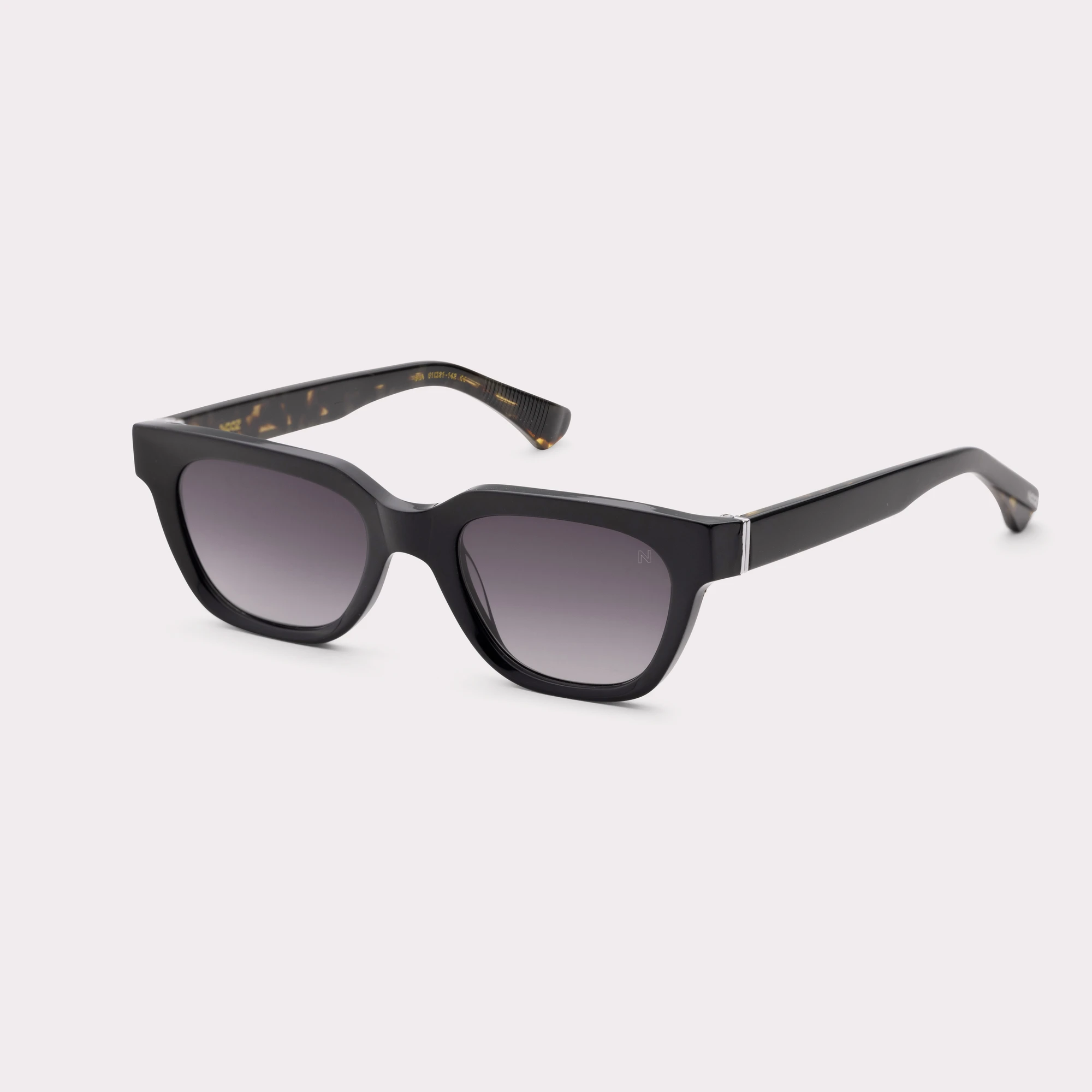 Une paire de Eli Noir Lunettes de soleil vue de côté