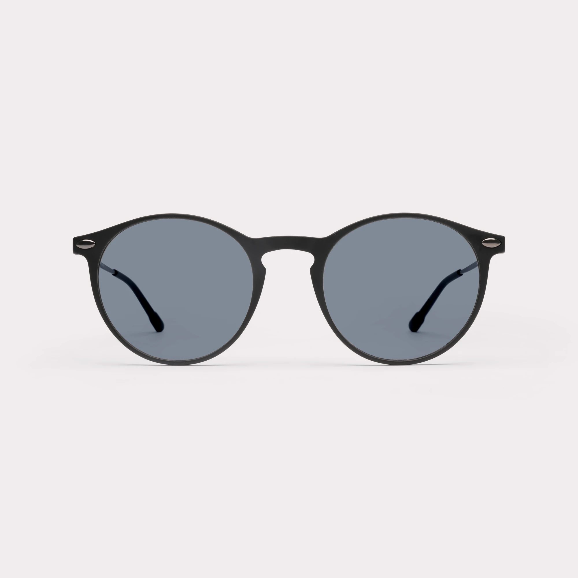 Un par de Cruz Negro Gafas de lectura solares vista de frente