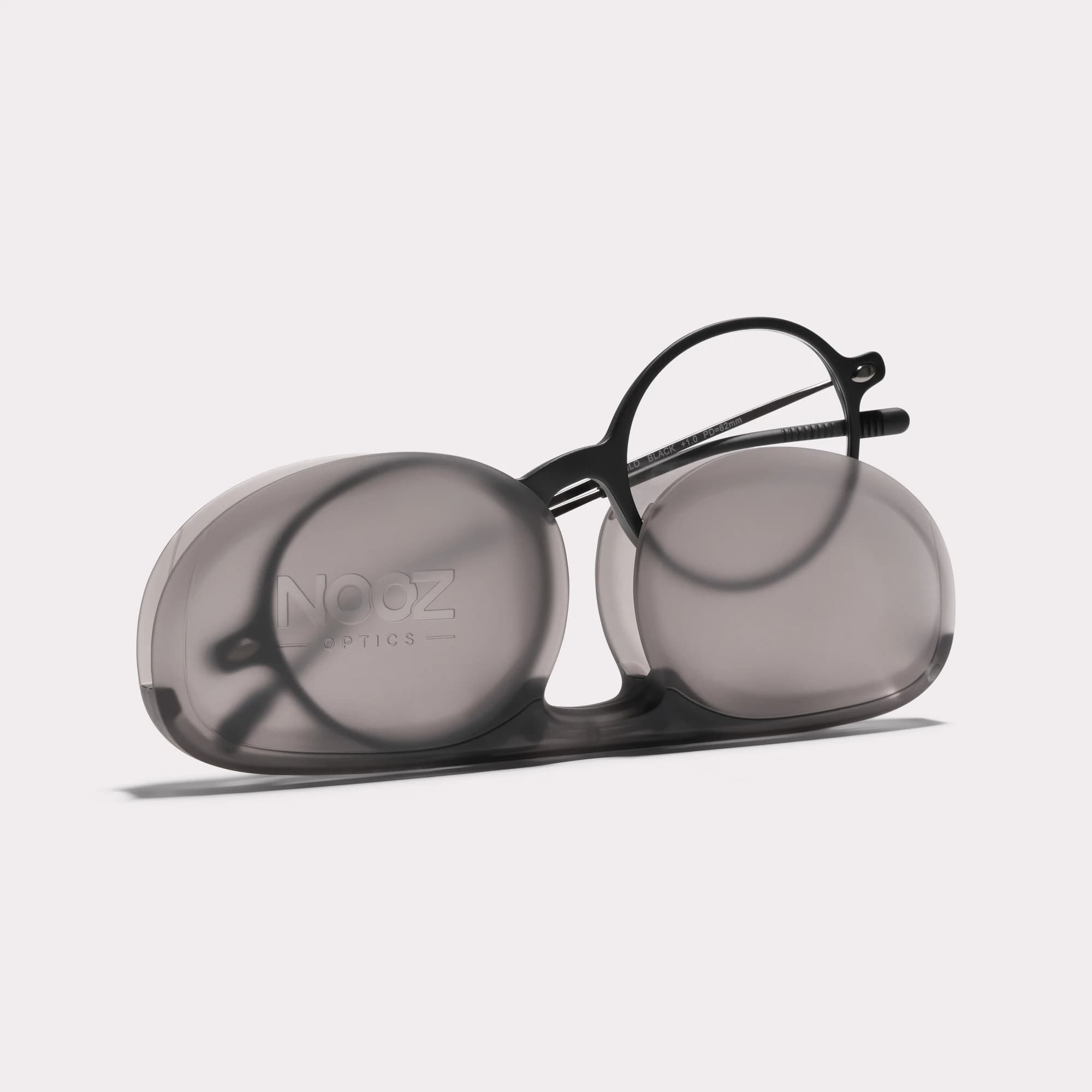 Une paire de Milo Noir Lunettes multi-distance™ anti-lumière bleue sortant de son étui