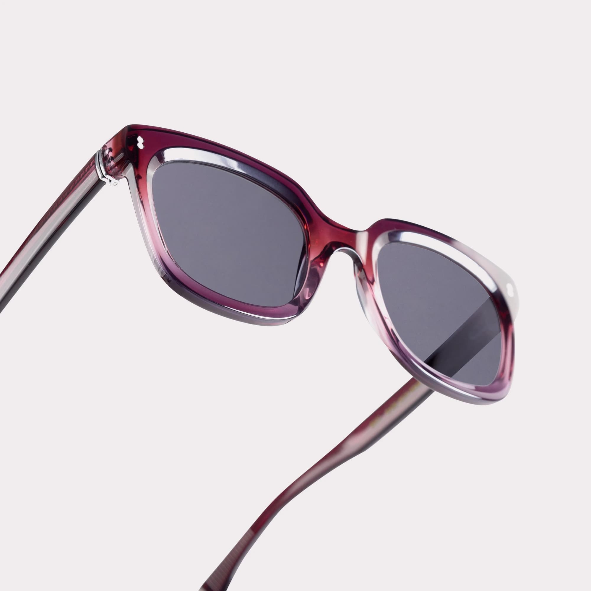 Une paire de Sky Violet Bleu Lunettes de soleil en vue macro