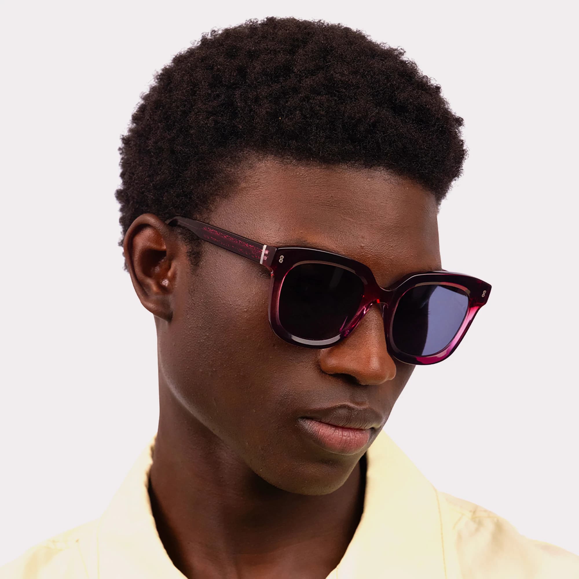 Une paire de Sky Violet Bleu Lunettes de soleil