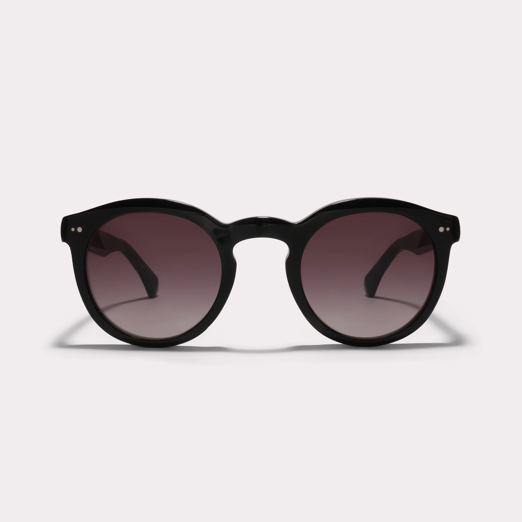Une paire de Robb Noir Lunettes de soleil vue de face
