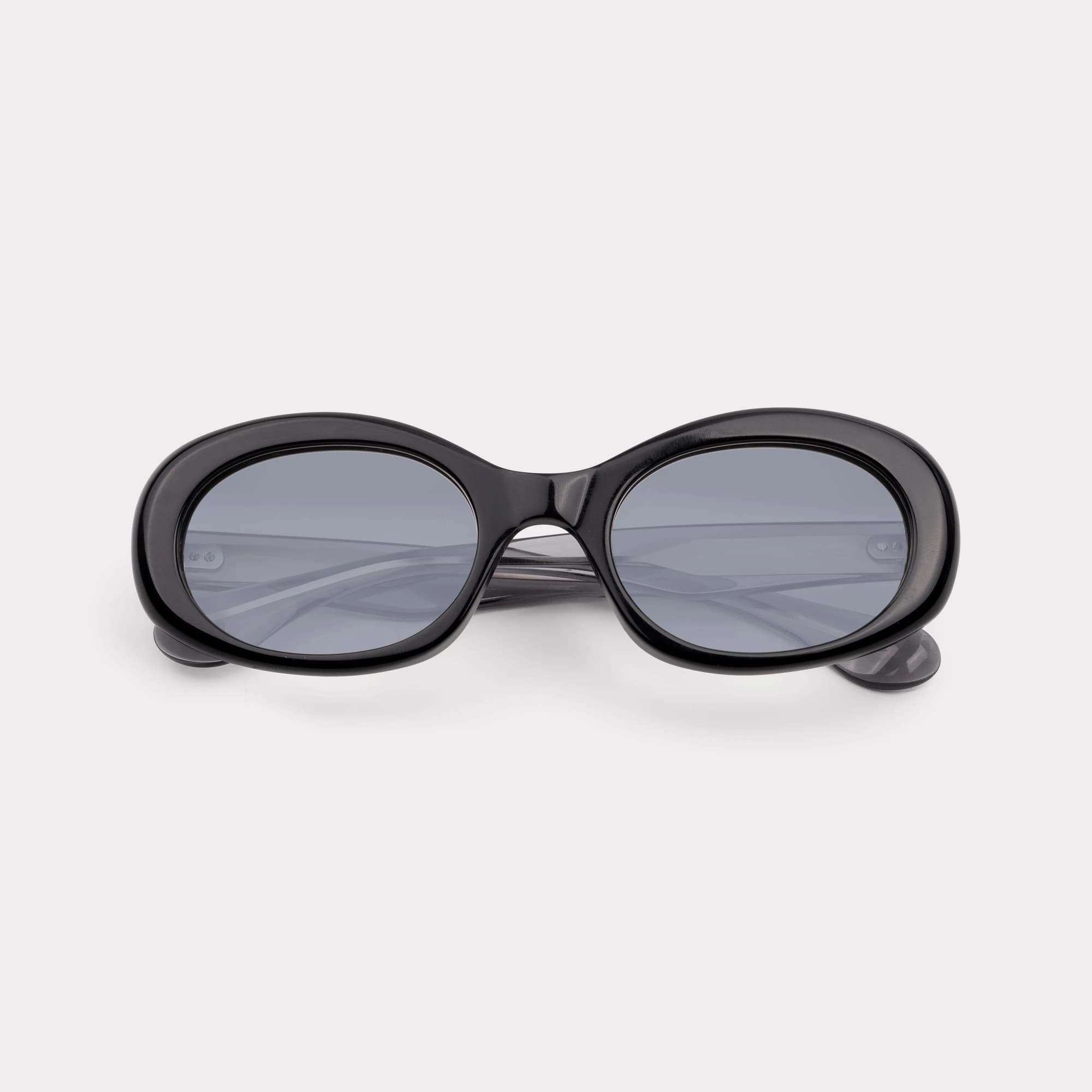 Une paire de Loop Noir Lunettes de soleil repliée