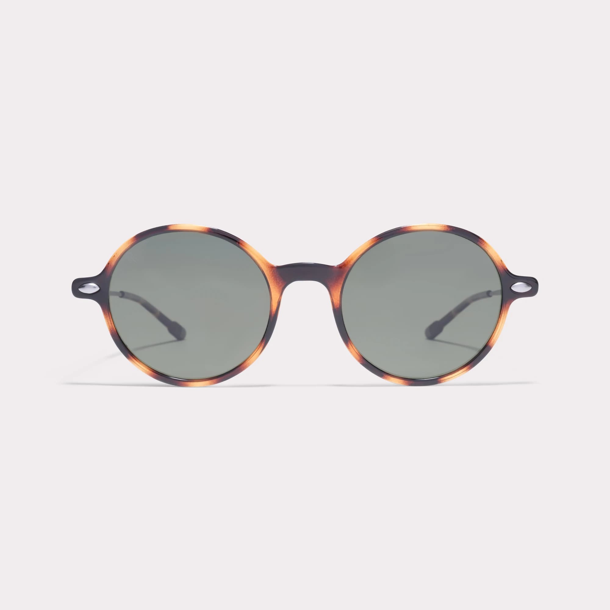 Un par de Milo Tortoise Gafas de sol vista de frente