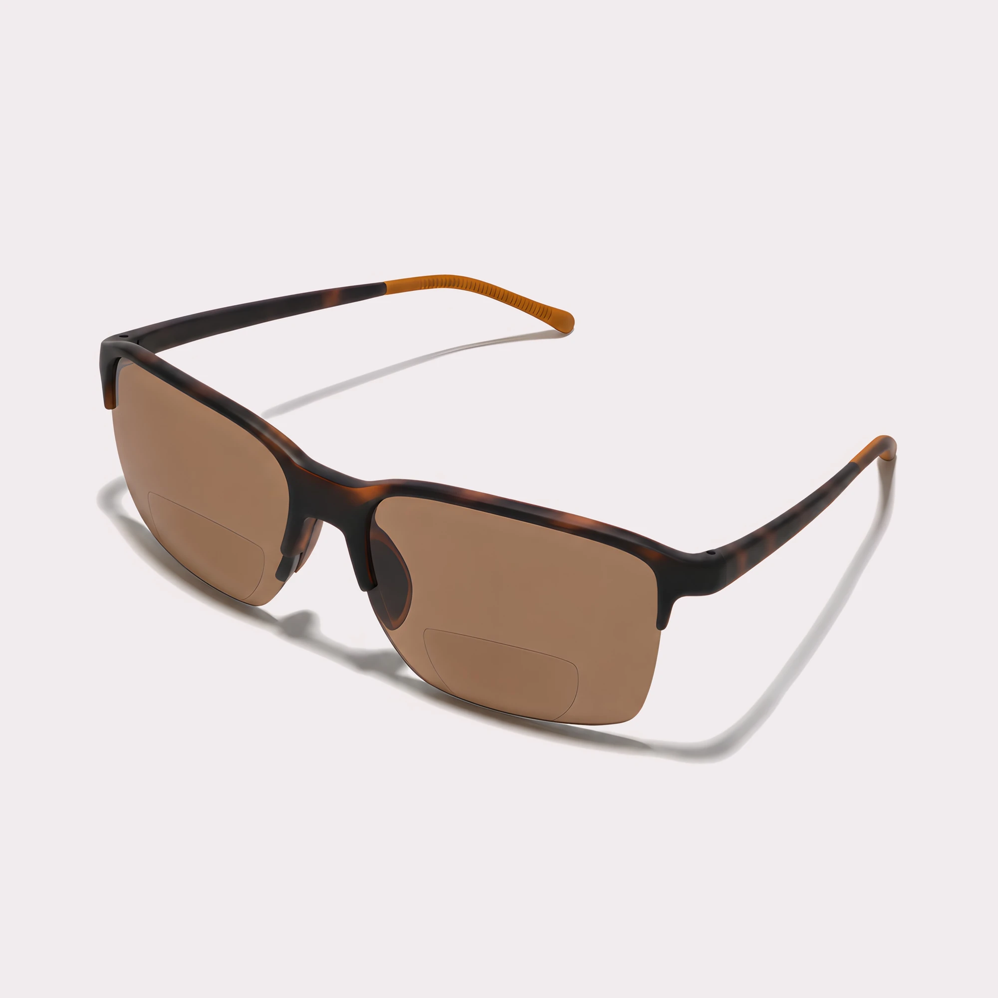 Une paire de Peak Tortoise Lunettes de soleil bifocales vue de côté