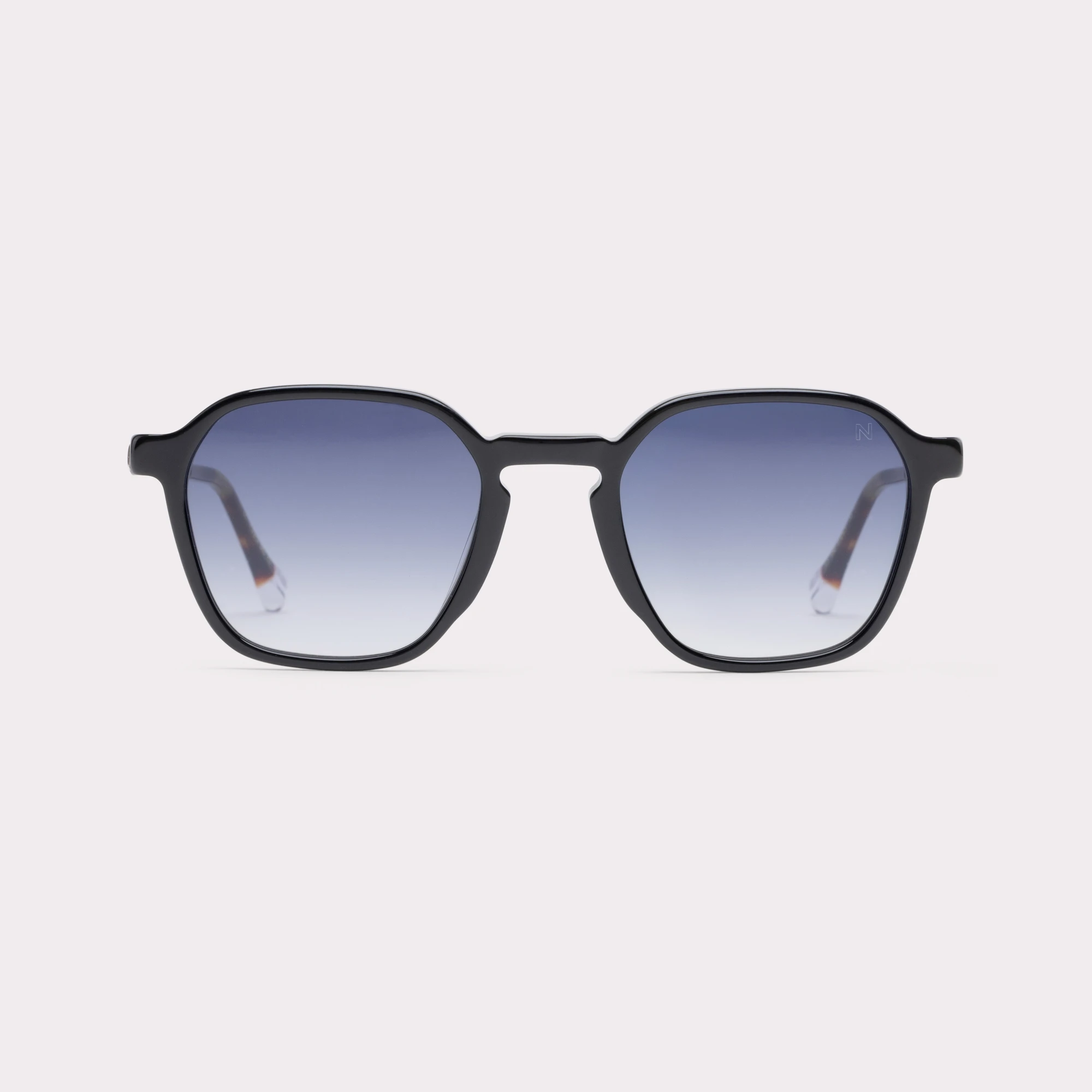 Une paire de Aaron Noir Lunettes de soleil vue de face