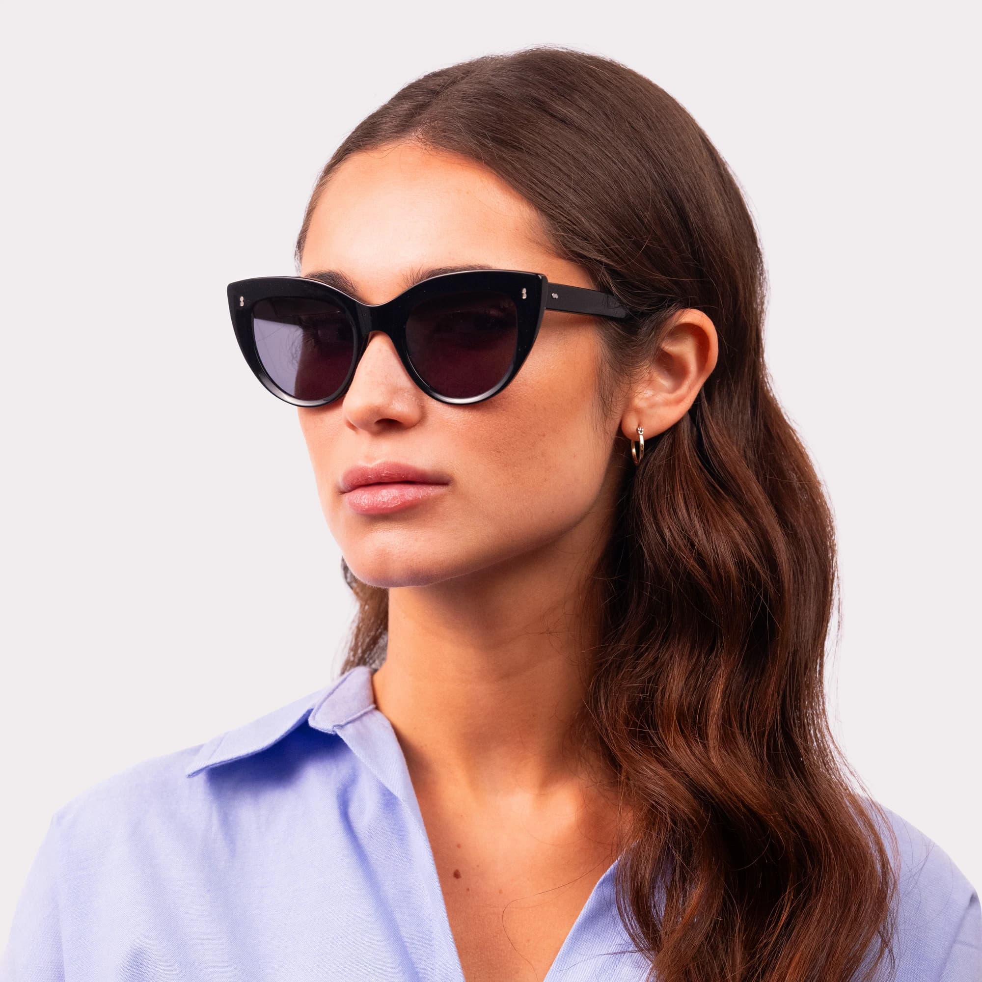 Une paire de Romy Noir Lunettes de soleil