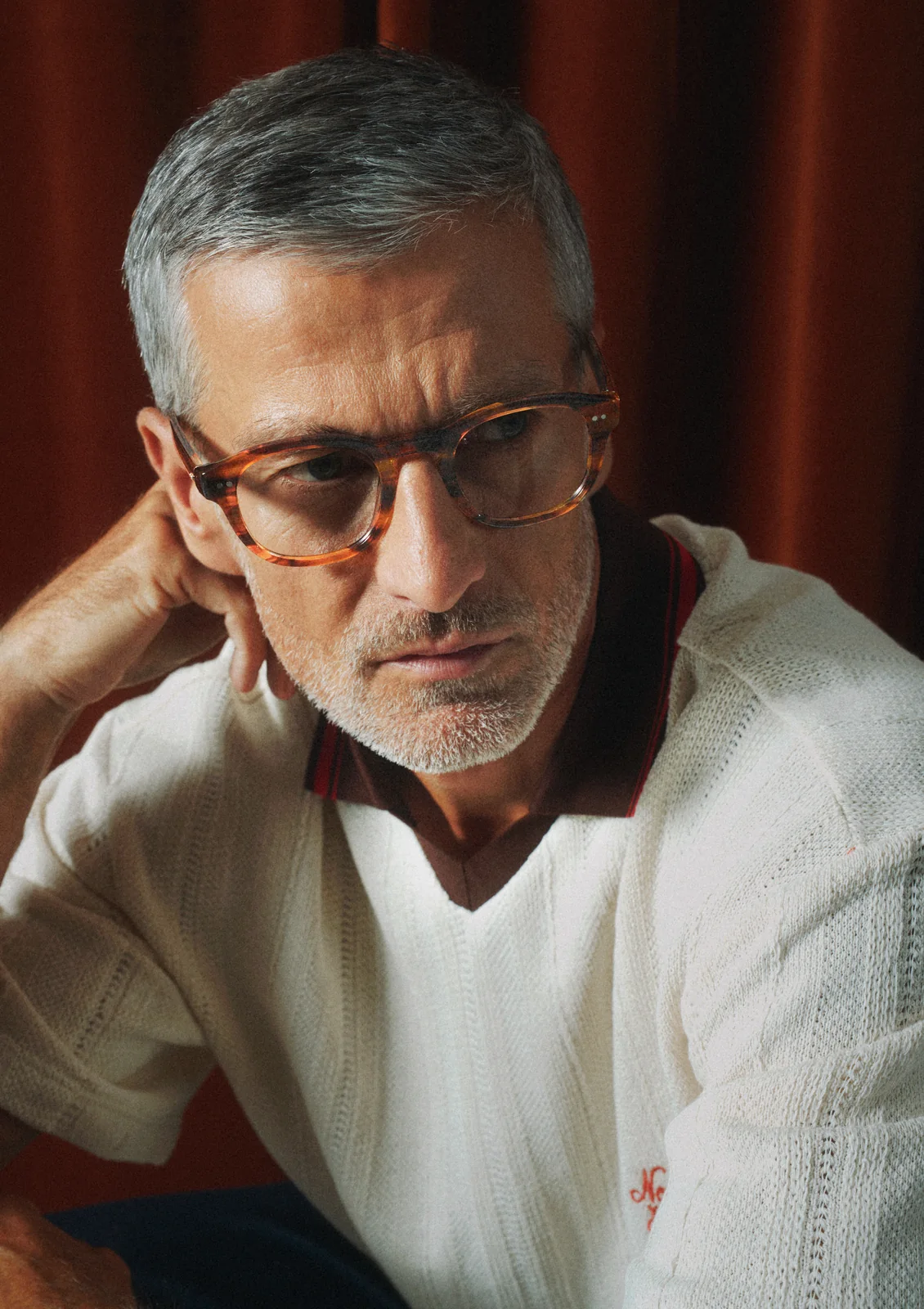 Hombre con las gafas graduadas Owen Light Havana, colección AW26