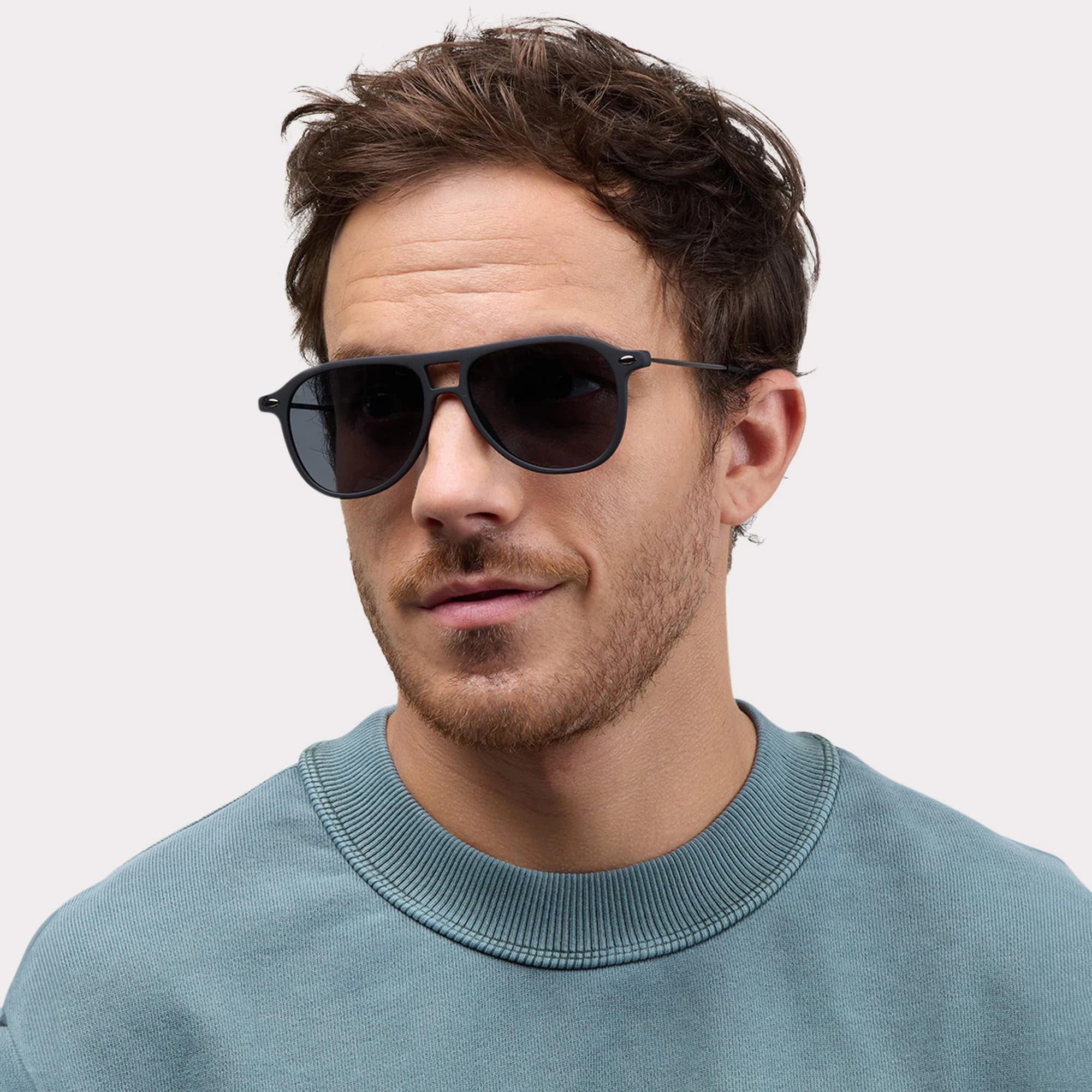 Une paire de Fly Noir Lunettes de soleil